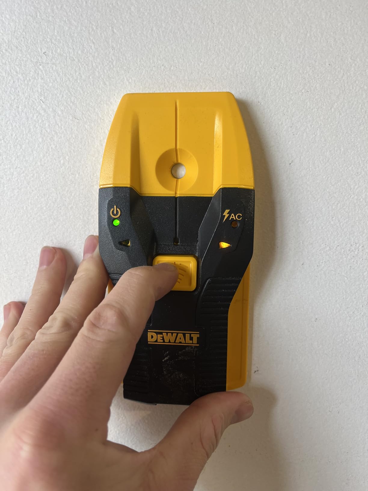 DEWALT Stud Finder, 3/4”, Locate Framing Studs Efficiently with LED Arrows, Ideal for Wood and Metal, AAA Batteries Included (DW0100) customer photo 1