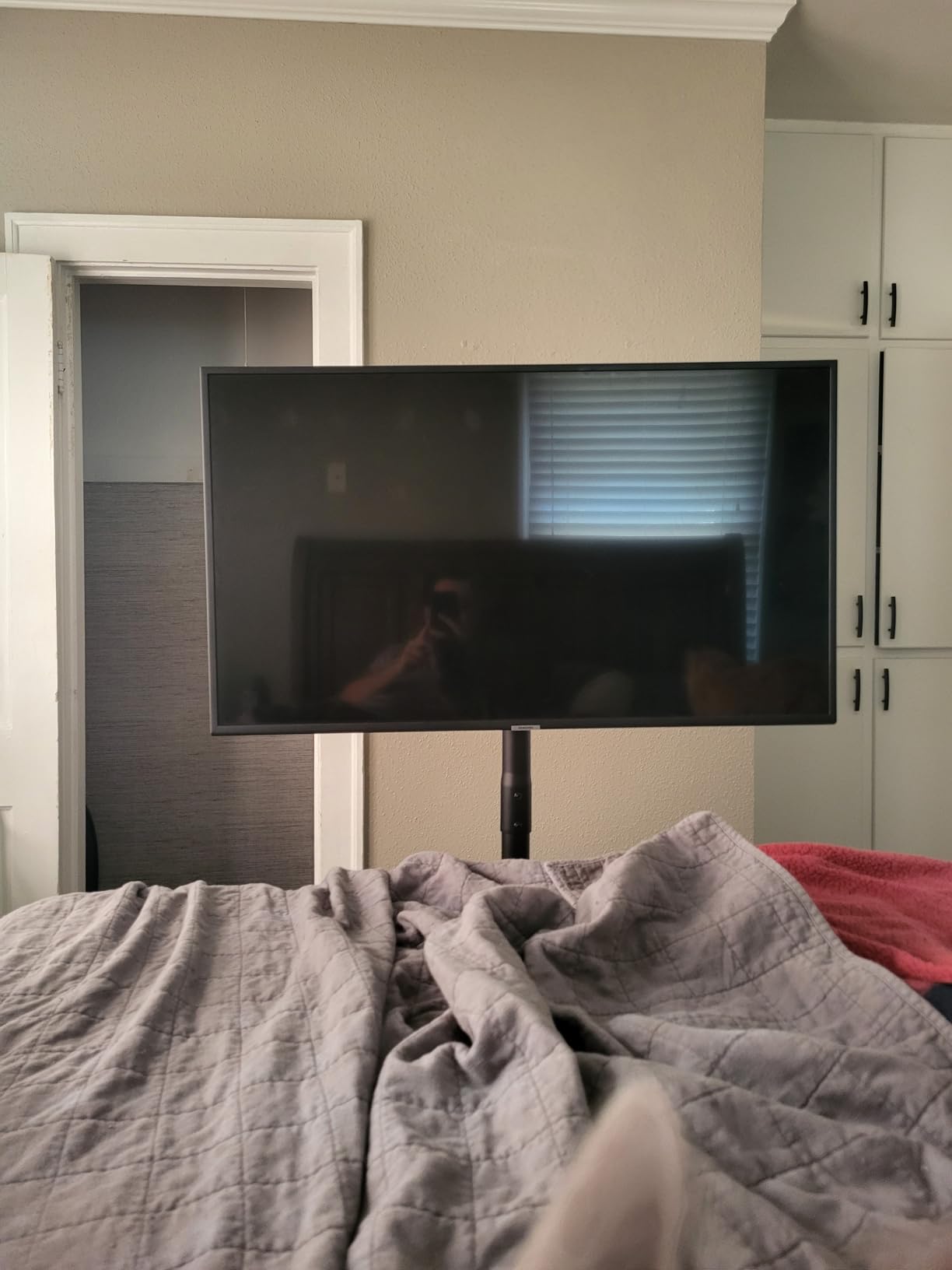WALI Ceiling TV Mount for Most 26-65 inch LCD LED 4K TVs, up to 110 lbs | Hanging Pole Ceiling Mount TV Bracket for Home Gym Patio Gazebo, Full Motion with Tilt, Swivel, Max VESA 400x400mm (CM2665) customer photo 2