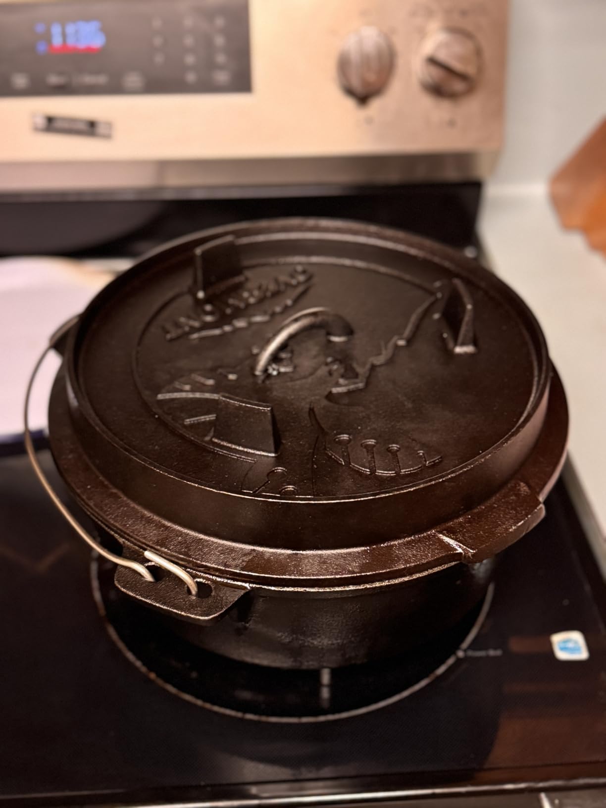 Overmont 6QT Cast Iron Dutch Oven - Pre-Seasoned Pot with Lid Lifter & Legs customer photo 2