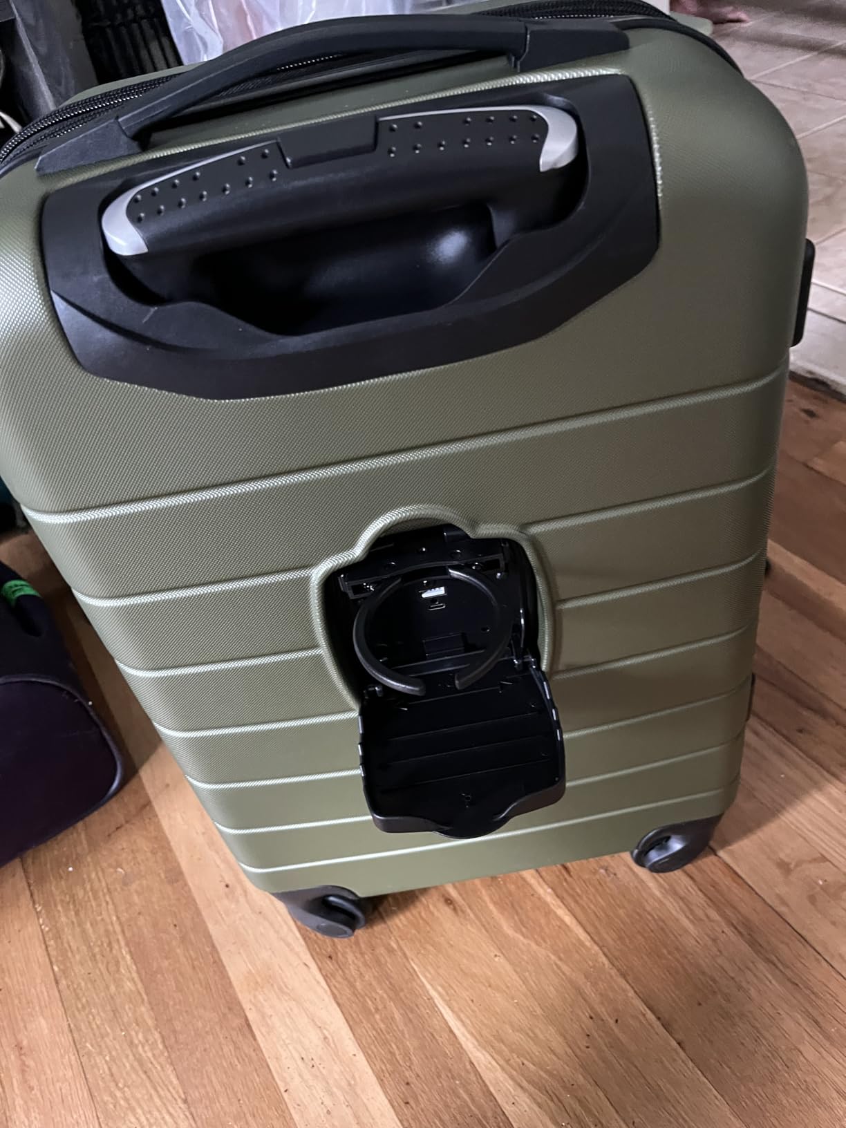 Wrangler Smart Spinner Hardside Luggage, 22-Inch Carry-On, Black customer photo 1
