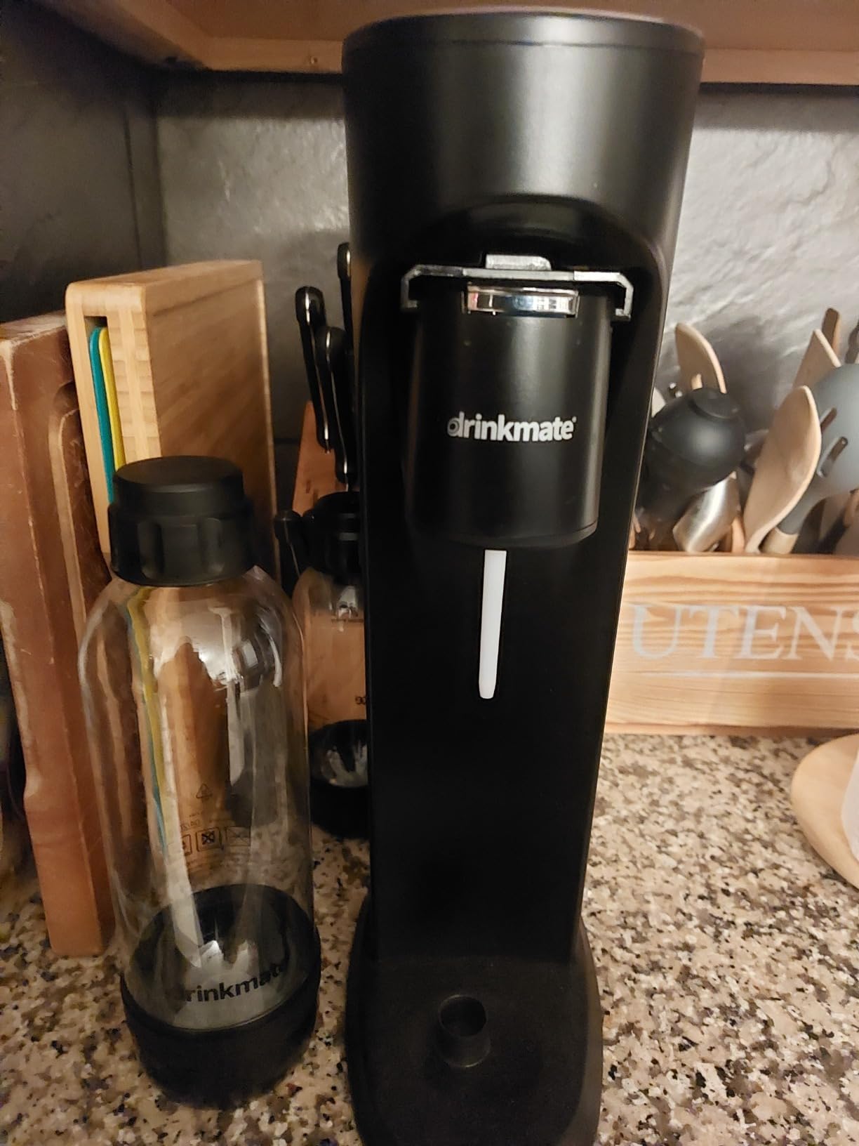 Drinkmate OmniFizz Sparkling Water Maker & Soda Streaming Machine | Carbonates Any Drink | SPECIAL BUNDLE | Includes 60L CO2 Cartridge + Two BPA-Free Bottles (Matte Black) customer photo 1