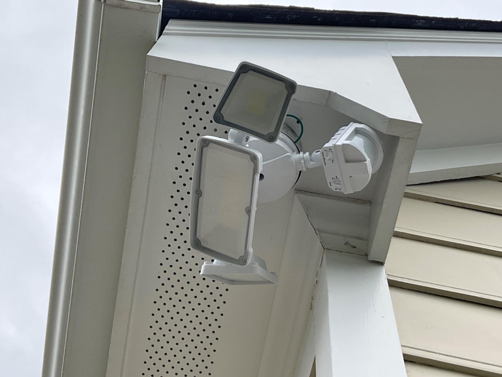 LEPOWER LED Security Light Motion Sensor Outdoor Lights, Bright 38W 4200LM | 72 FT Range, IP65, Easy to Install, 180° Motion Sensor, 5500K, 3 Head Detected Waterproof Flood Light for Garage, Yard, Porch customer photo 1