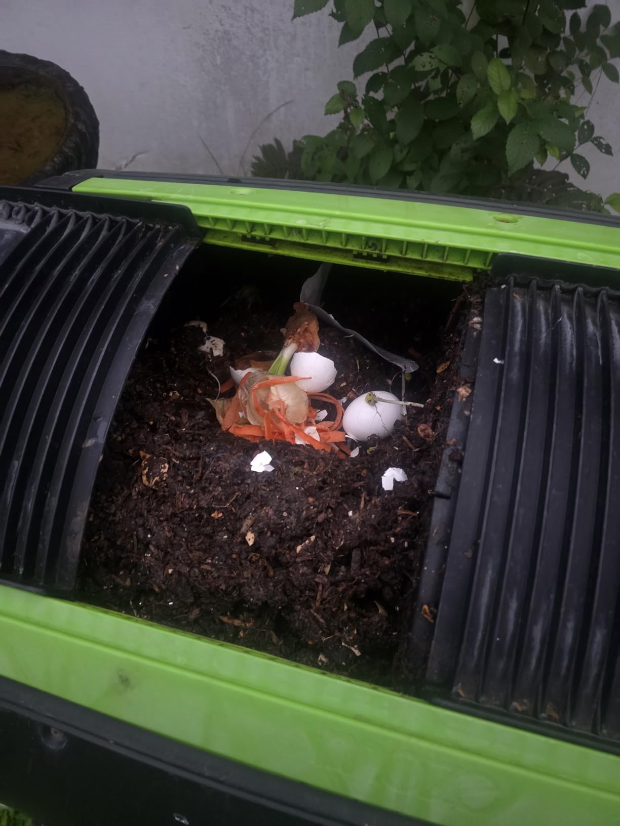 MAZE Two Stage 65 gal Compost Tumbler with Large Double Doors and Open Frame and Comes with Maze Compost Cart, 1.85 Gal Kitchen Caddie Compost Bin, 3 Rolls of Corn Bags and a Retractable Plant Caddie customer photo 1