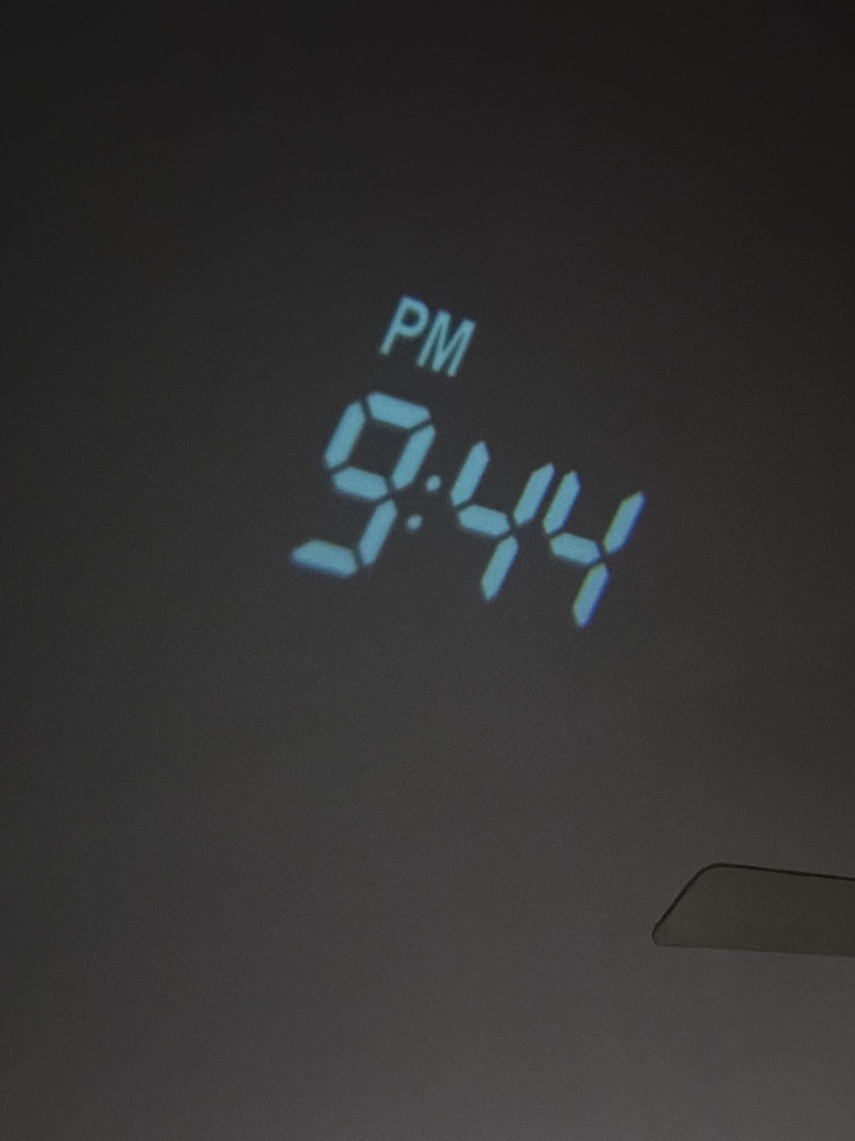 Mesqool Digital Projection Alarm Clock with Dual Alarms, 5 Levels Dimmer | 180° Rotatable Projector,12/24H & DST, Large LED, Snooze, with Battery Backup, Loud Alarm Perfect for Heavy Sleepers customer photo 1