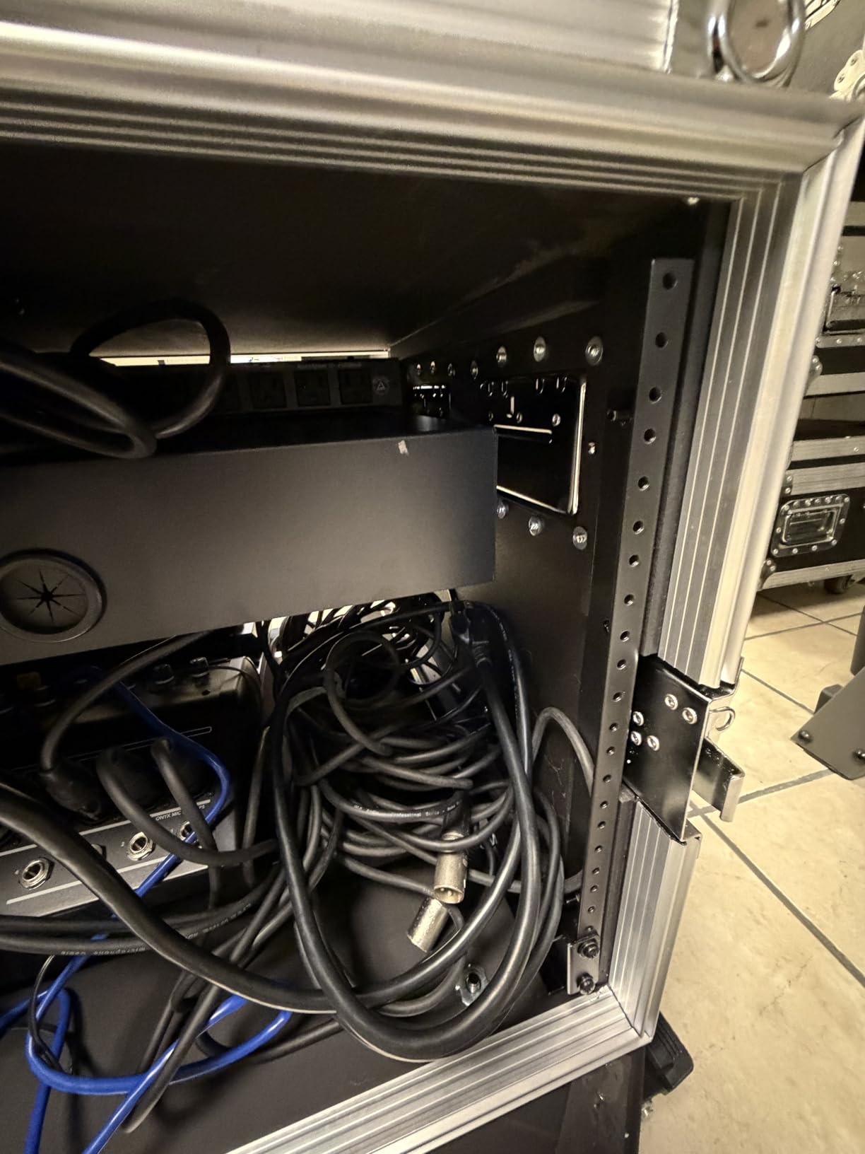 Sound Town 8U PA/DJ Rack/Road Case, 8-Space, with 21” Rackable Depth, Casters, Plywood, Metal Ball Corners - Pro Tour Grade (STRC-8UW) customer photo 1