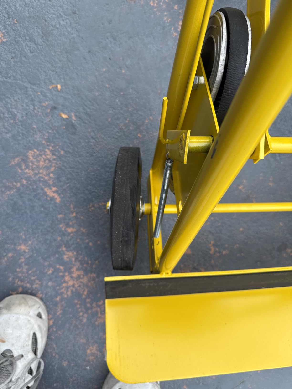 Strongway Convertible Hand Truck, 1,200-Lb., 2- or 4-Wheel Design | 8in. rubberized wheels, Auto-rewind ratchet belt, Controlled appliance moving, Secure load positioning, Industrial use customer photo 2