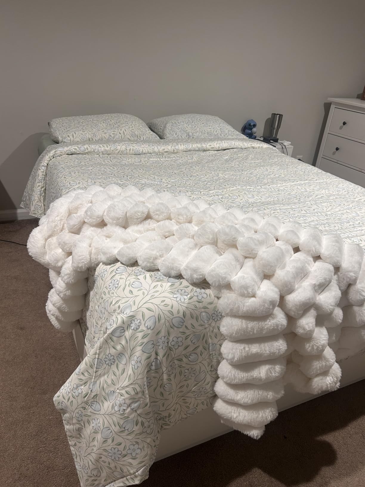 Amazon Basics White Down Alternative Comforter and Duvet Insert with Corner Tabs, Machine Washable, King, All-Season, 102 x 90 inches customer photo 1