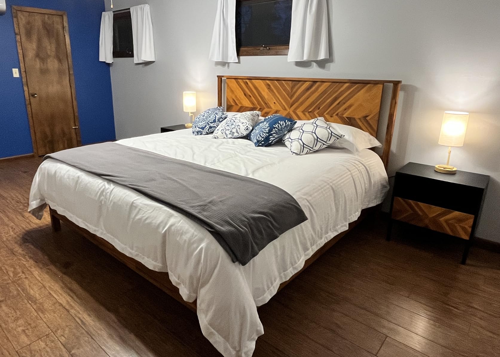 Amazon Basics White Down Alternative Comforter and Duvet Insert with Corner Tabs, Machine Washable, King, All-Season, 102 x 90 inches customer photo 2