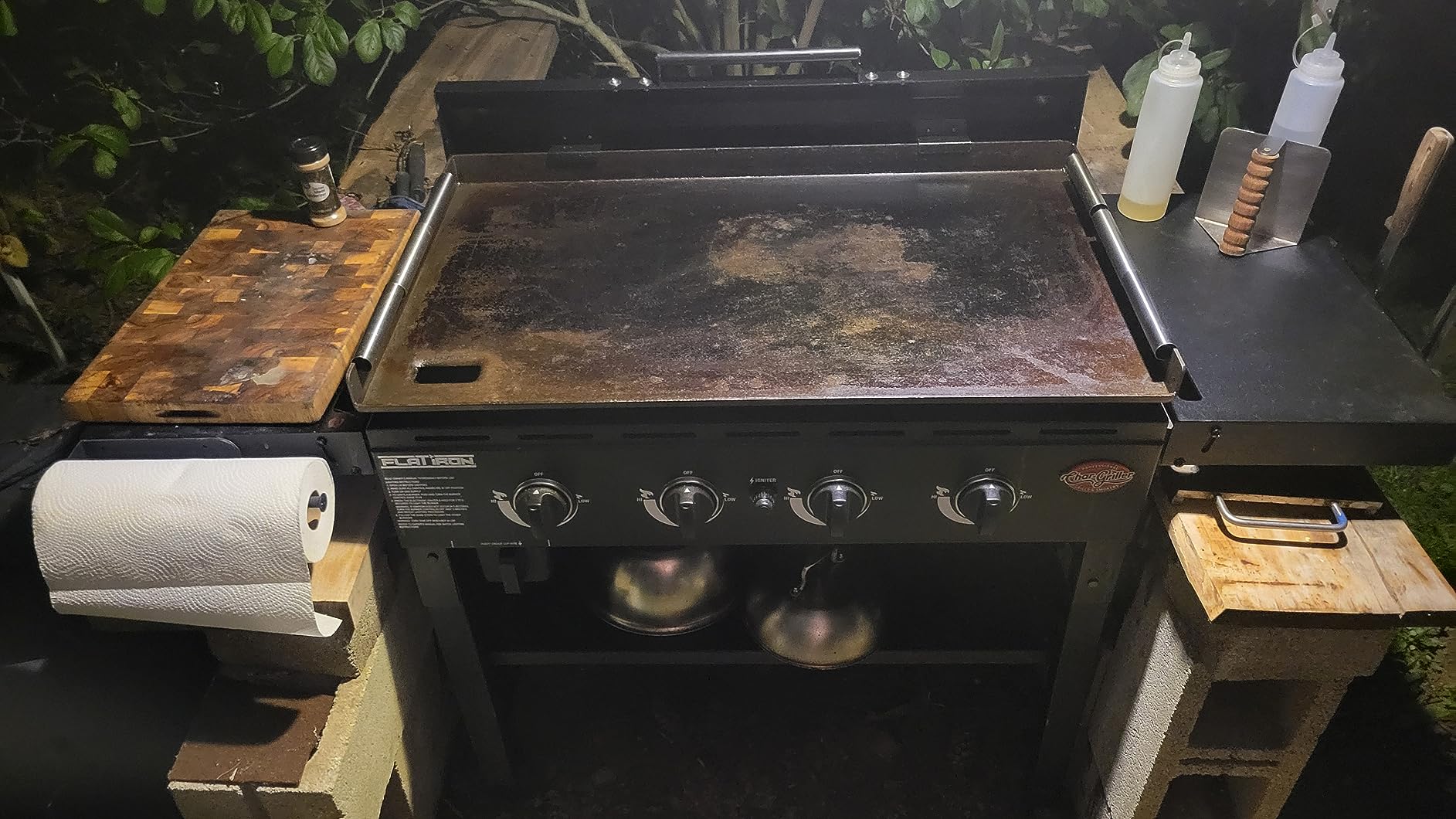 Char-Griller® Flat Iron 4-Burner Propane Gas Flat-Top Griddle with Steel Griddle Top, Wind Guards and Instant-Ignition, 775 Cooking Square Inches in Black, Model E8936 customer photo 1