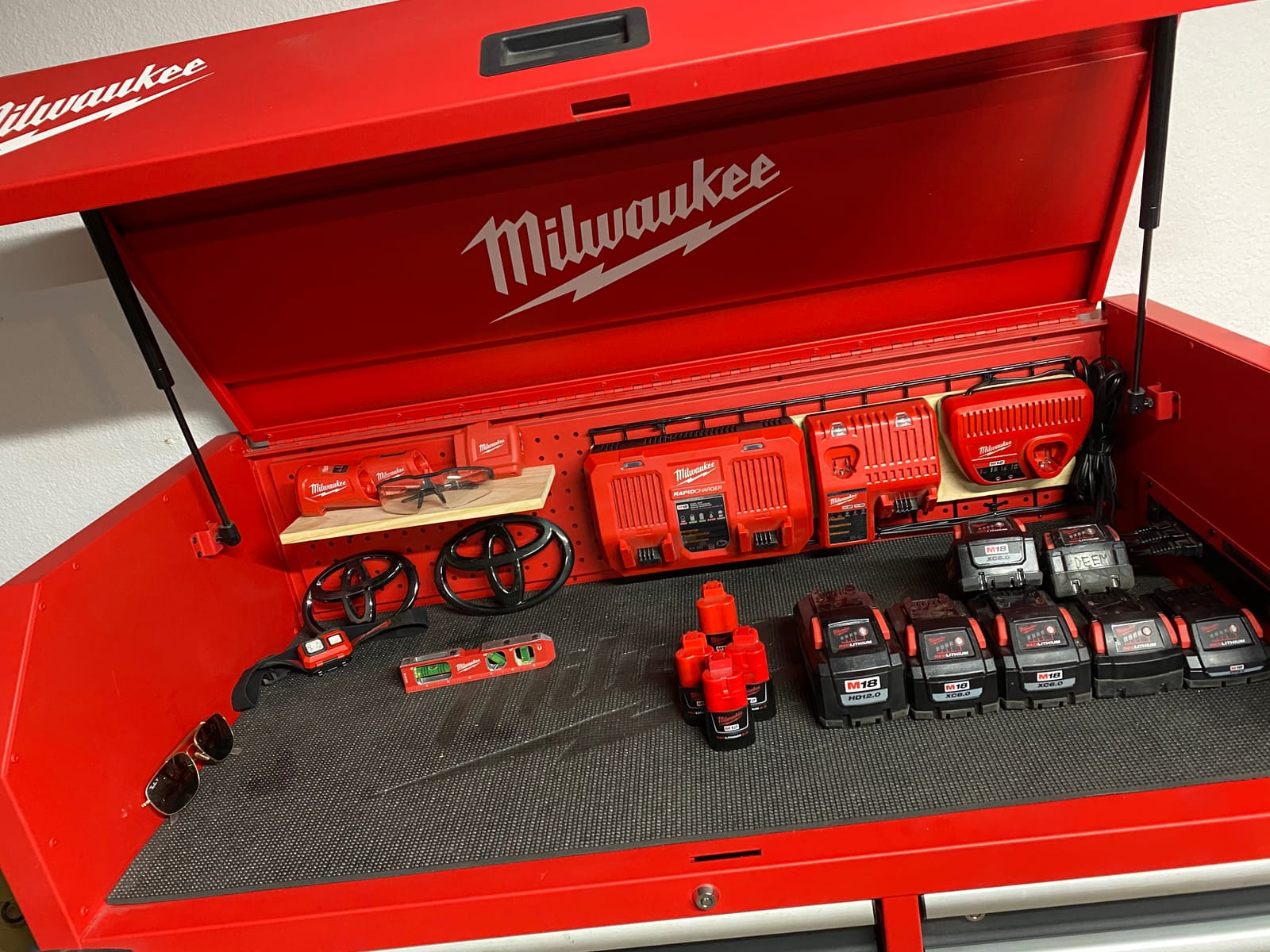 Milwaukee Electric - M18 Dual Bay SIMULTANEOUS Rapid Charger,18V customer photo 1
