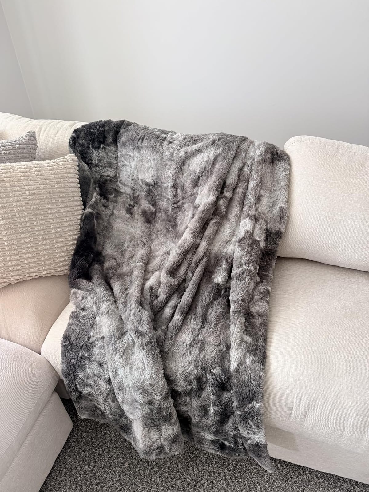 Everlasting Comfort Soft & Comfortable Gray Faux Fur Throw Blanket for Couch - (50