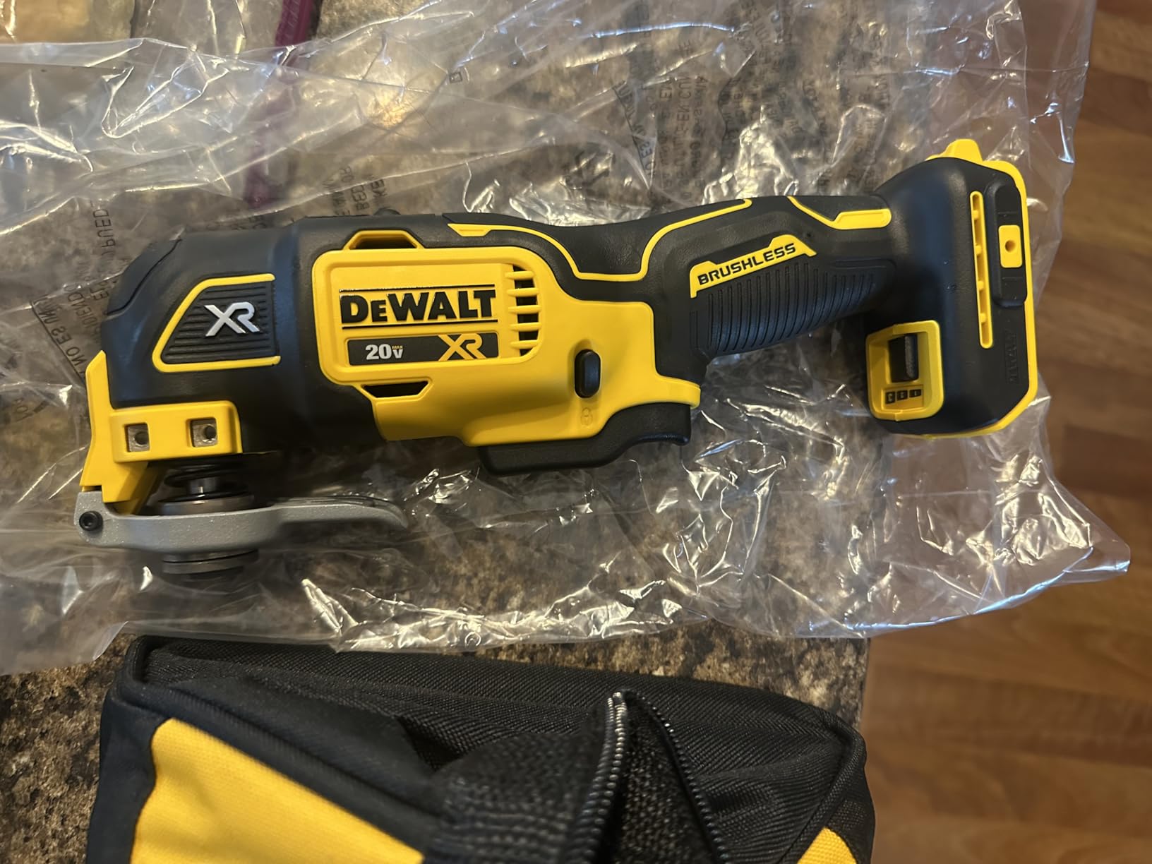 DEWALT 20V MAX XR Oscillating Tool Kit with Blades, 3 Speed Cordless Brushless Multitool, Up to 20,000 OPM, LED Light, Battery and Charger Included (DCS356C1) customer photo 2