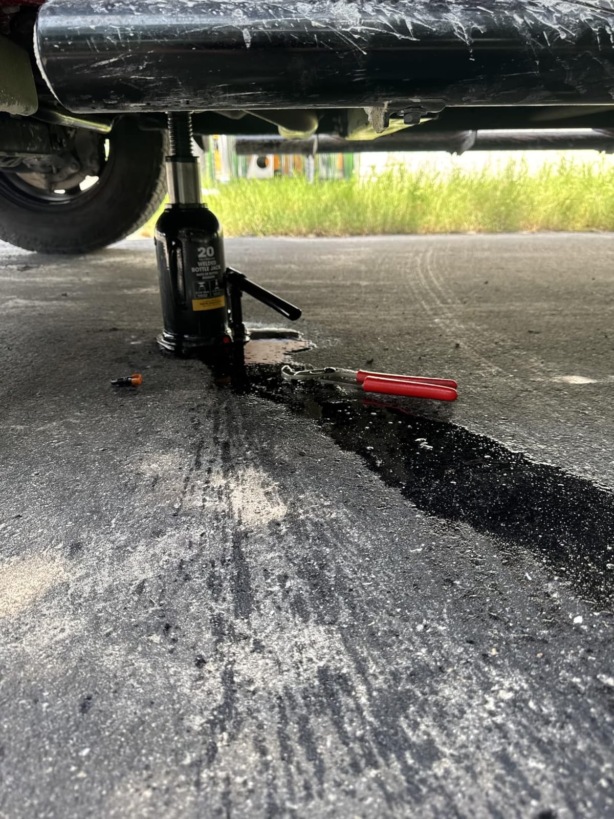 Torin 20 Ton (40,000 LBs) Capacity Hydraulic Welded Heavy Duty Bottle Jack, AT92003BB, Black customer photo 1
