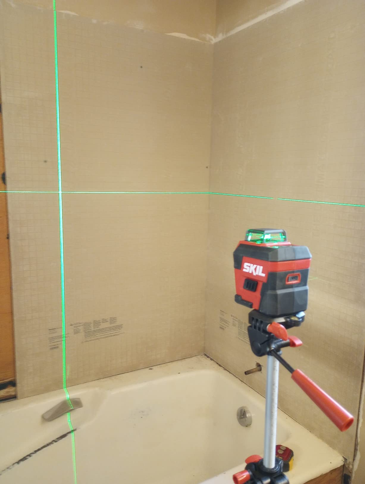 SKIL 100ft Self-Leveling Green Cross Line Laser with Rechargeable Battery, Tripod & Bag - LL9322G-01 customer photo 1