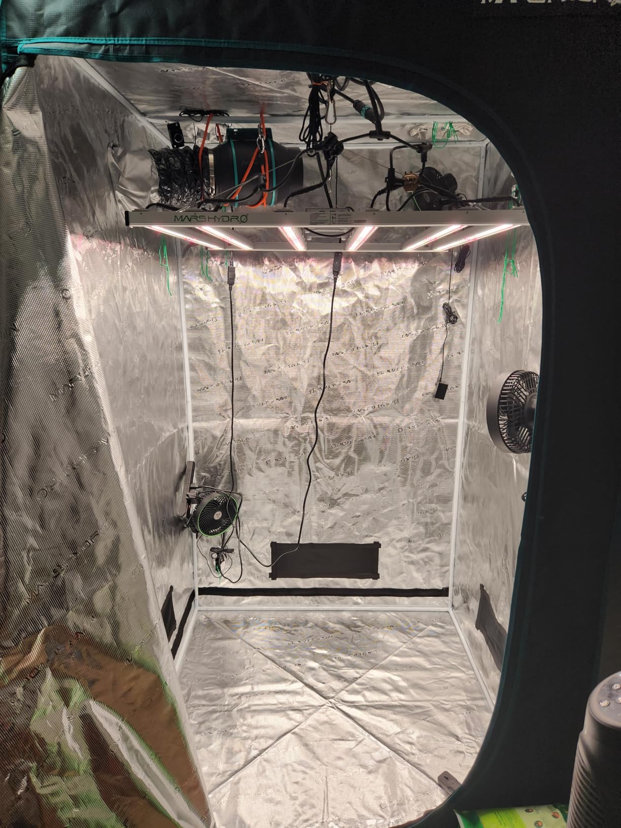MARS HYDRO 4x4 Grow Tent Kit with TSW2000 300W Full Spectrum LED Grow Light customer photo 2