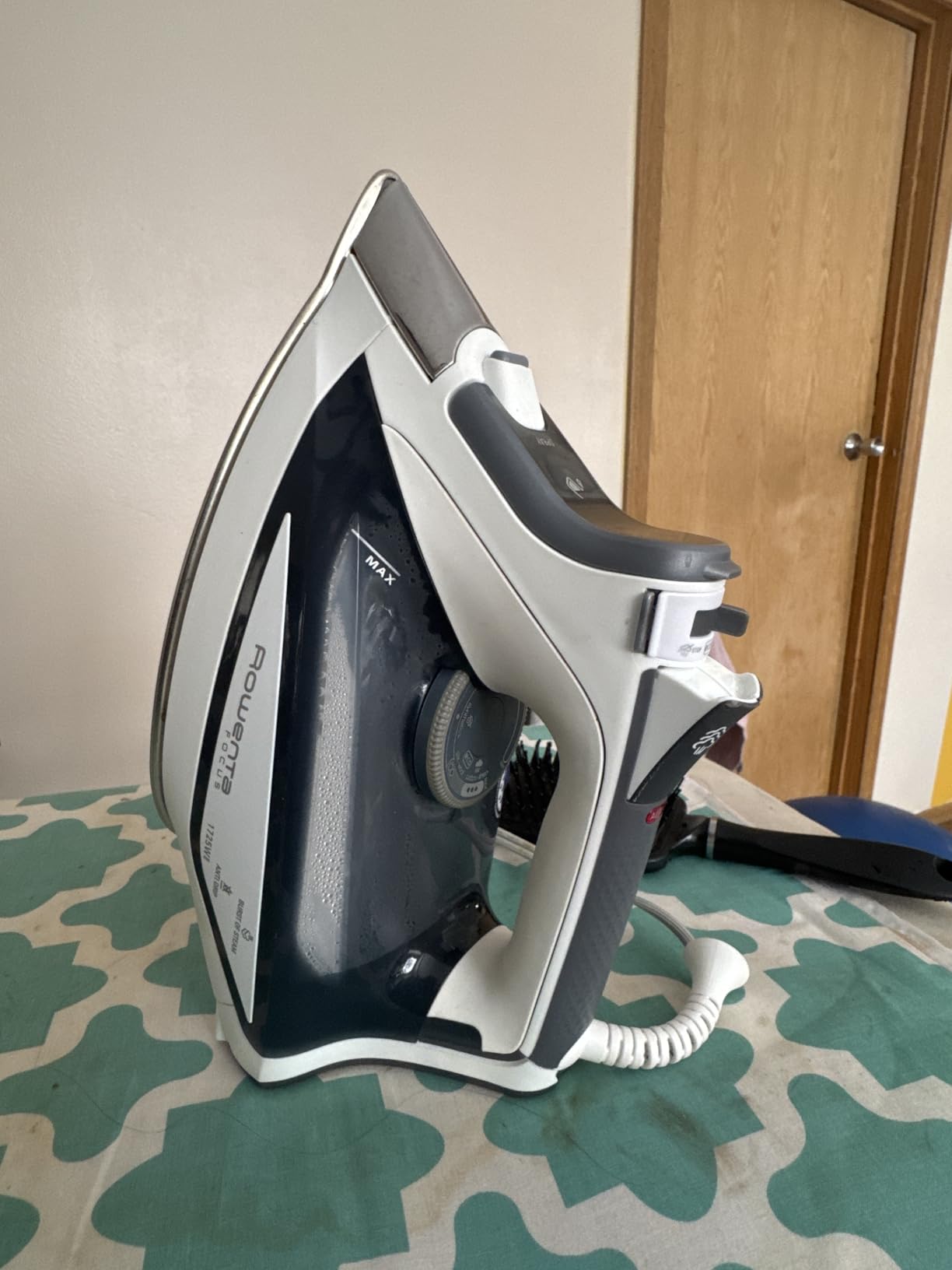 Rowenta Focus Excel Steam Iron for Clothes, Anti-Drip Protection, 1725 Watts, DW5280, Grey customer photo 1