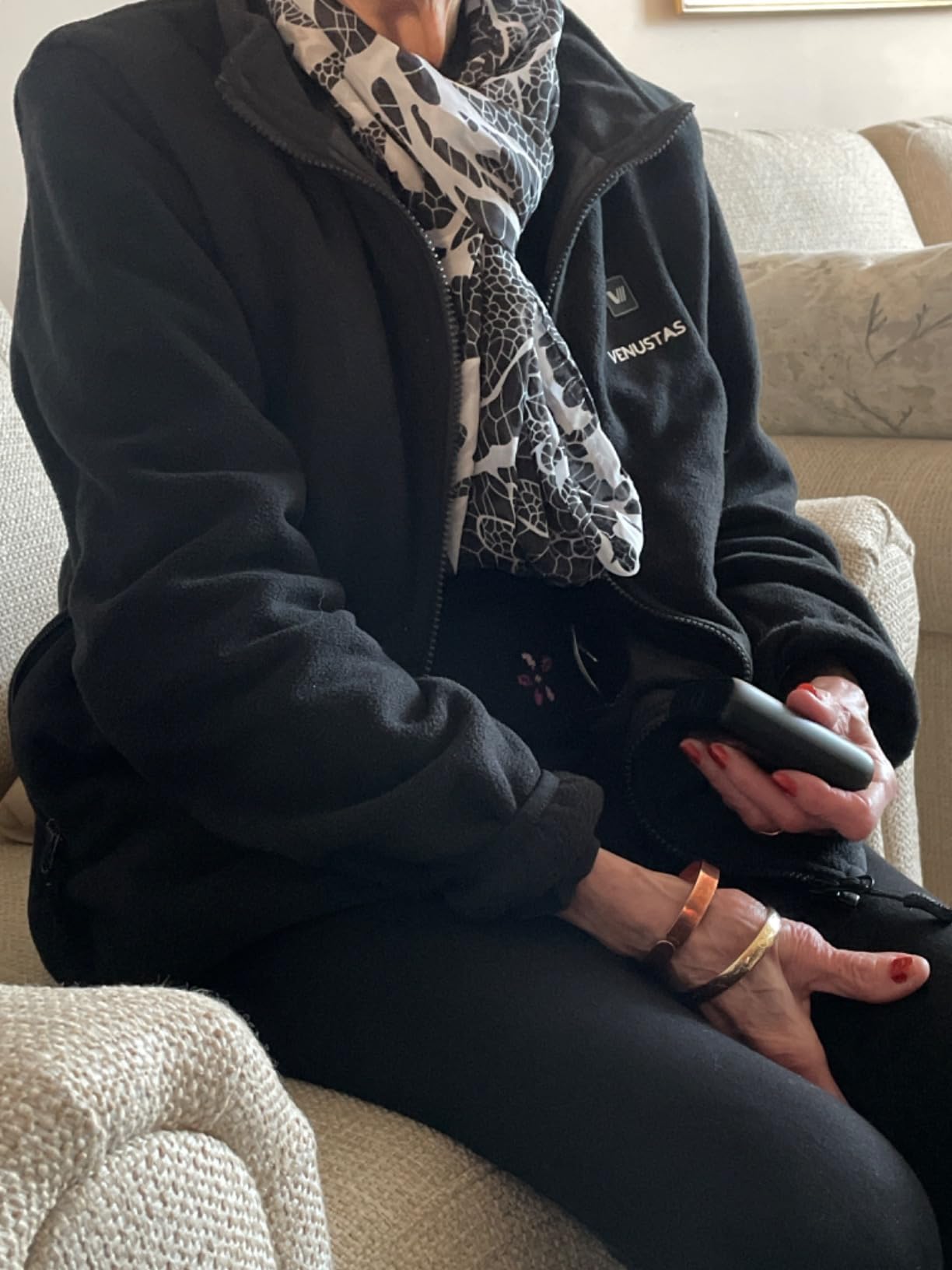 Venustas Women's Fleece Heated Jacket with Battery Pack, Soft Lightweight Heating Coat for Outdoor Activities customer photo 1