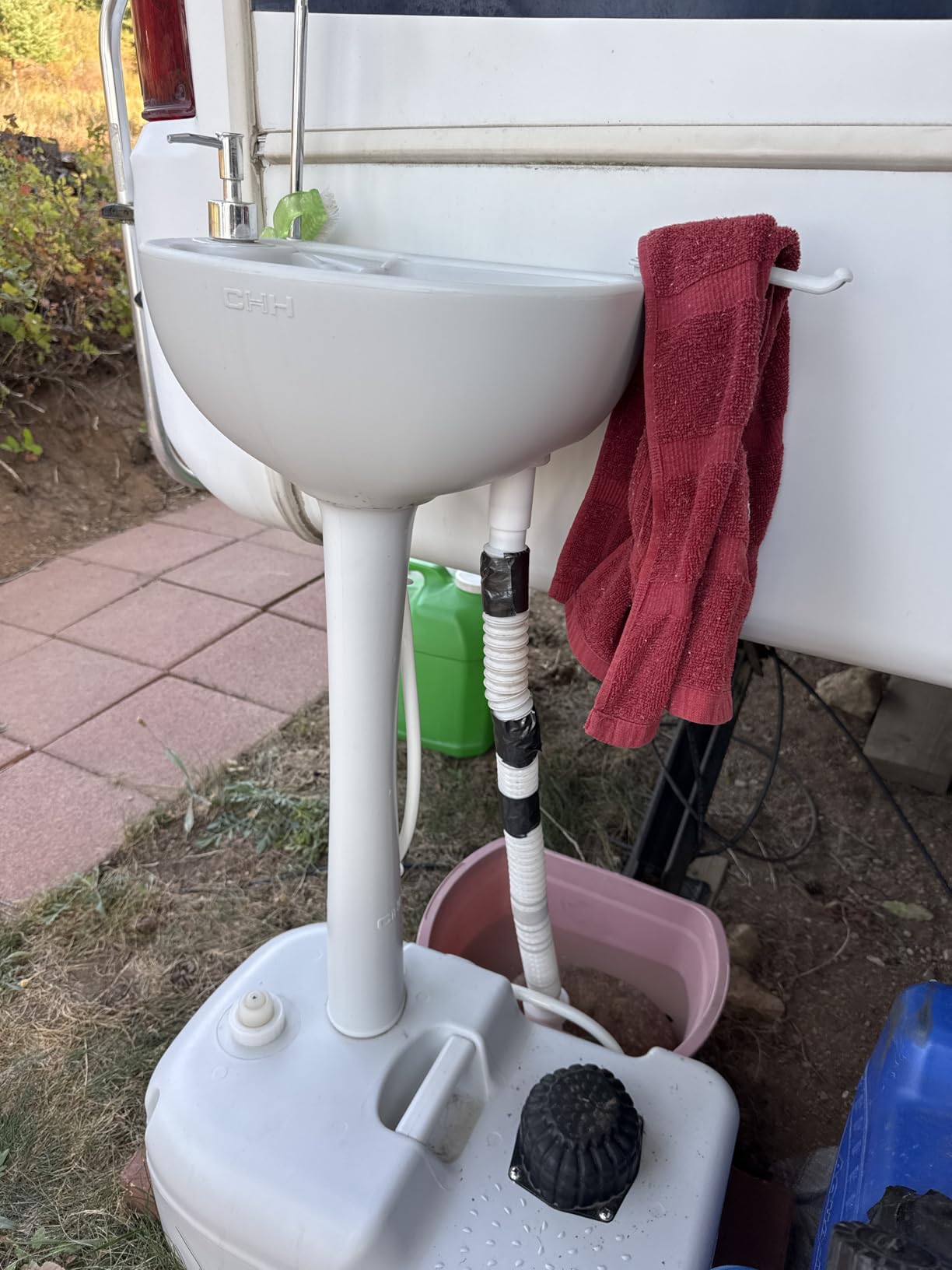 Alpcour Portable Camping Sink – Indoor/Outdoor Travel Hygiene Station with Basin, Running Faucet, Soap Dispenser, Towel Rack, Drain Hose, Hands-Free Foot Pump, Stakes & Carry Bag – 17L Water Capacity customer photo 1