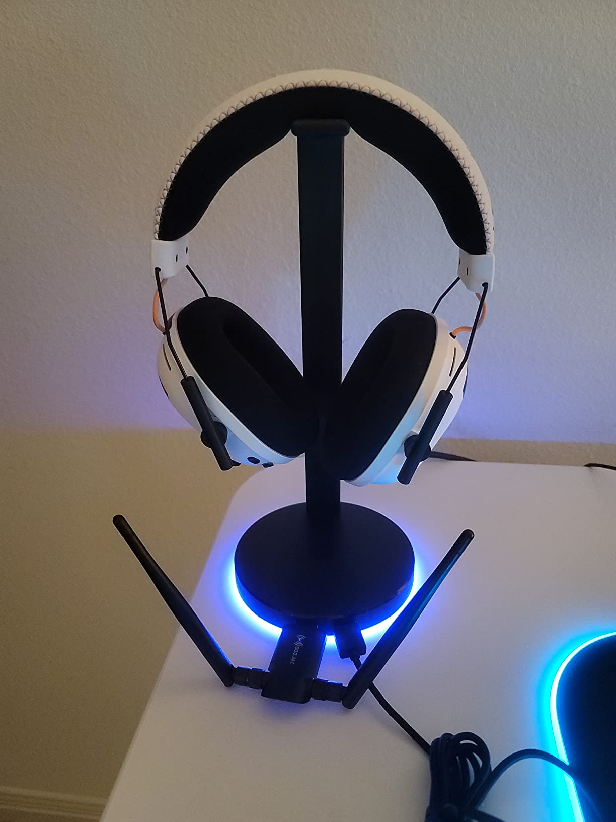 Razer Base Station V2 Chroma Headphone Headset Stand Holder, Black | Chroma RGB Lighting, Taller Stand & Anti-slip Ledge, USB Charging Ports, Anti-Slip Rubber Base, 3.5mm Port + Built-in DAC customer photo 2