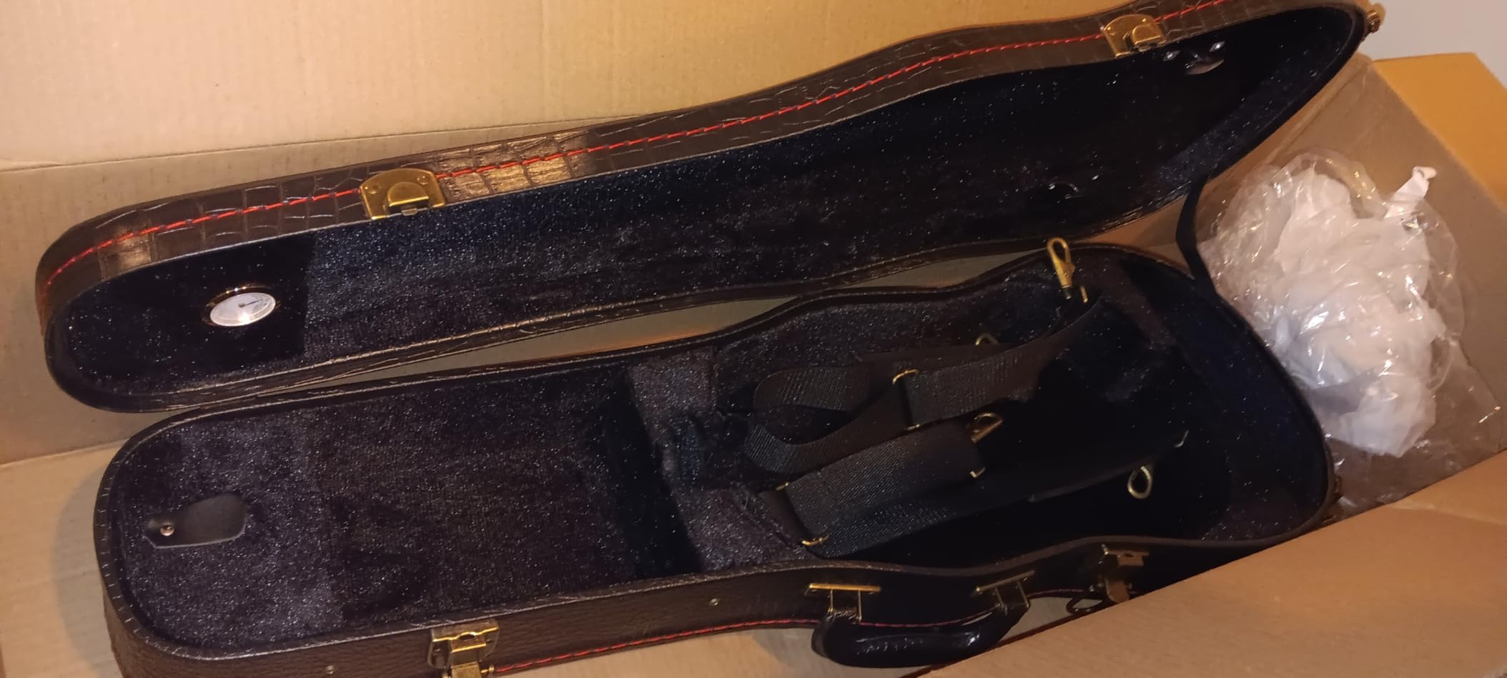 4/4 Full Size Violin Case, Plush Interior Wooden Hard Case With Hygrometer, Crocodile Pattern Leather Bulge Surface Case (Black) customer photo 1