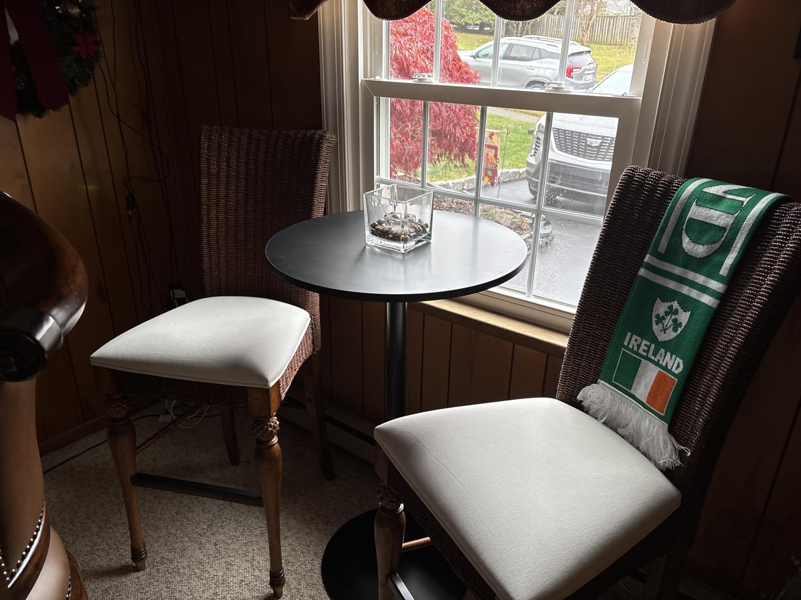 FDW | Bar Table | 40 Inch | Black | Fixed Height Round Table customer photo 1