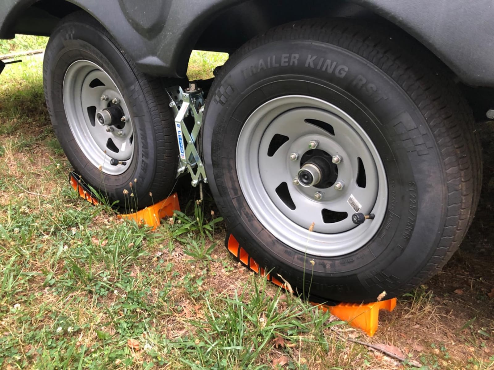 CARMTEK Camper Leveler Premium Kit - Curved RV Levelers with Camper Wheel Chocks, Rubber Mats and Carry Bag | Faster Camper Leveling Than RV Leveling Blocks customer photo 1