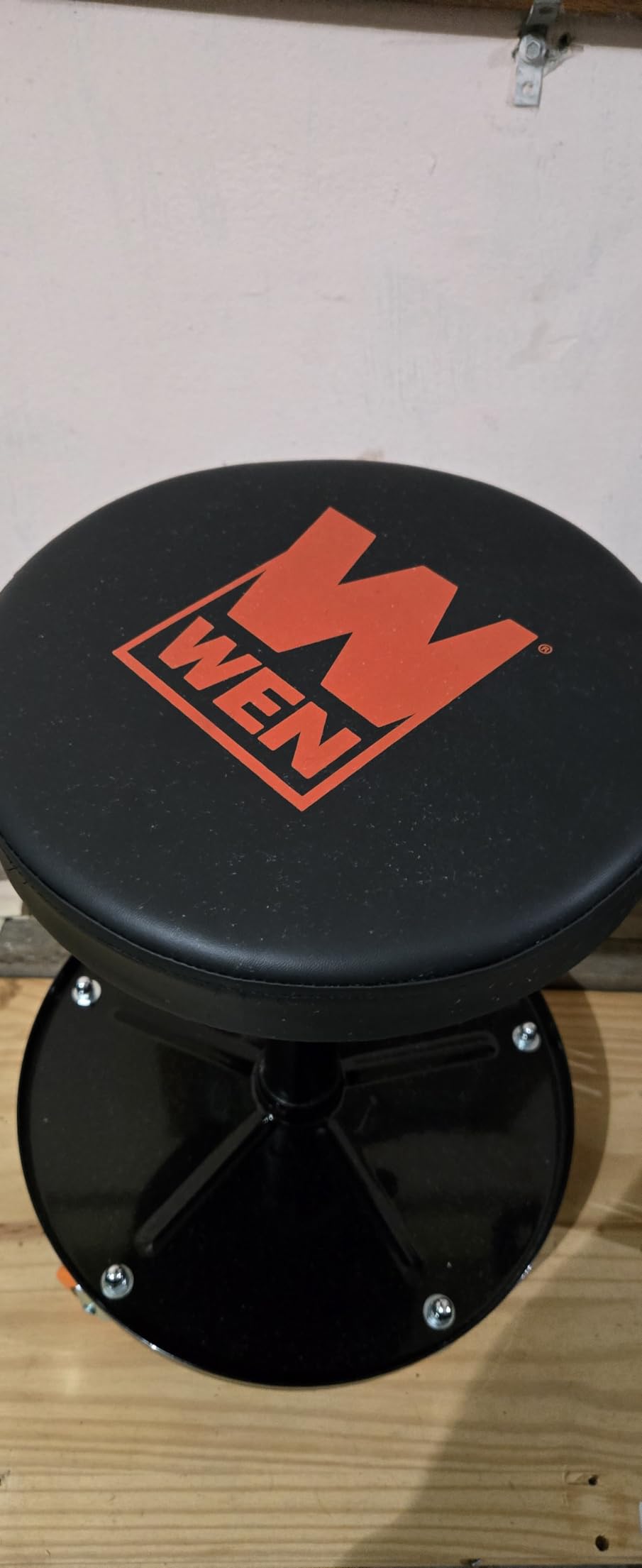 WEN 73012T 300-Pound Capacity Pneumatic Rolling Mechanic Stool customer photo 1