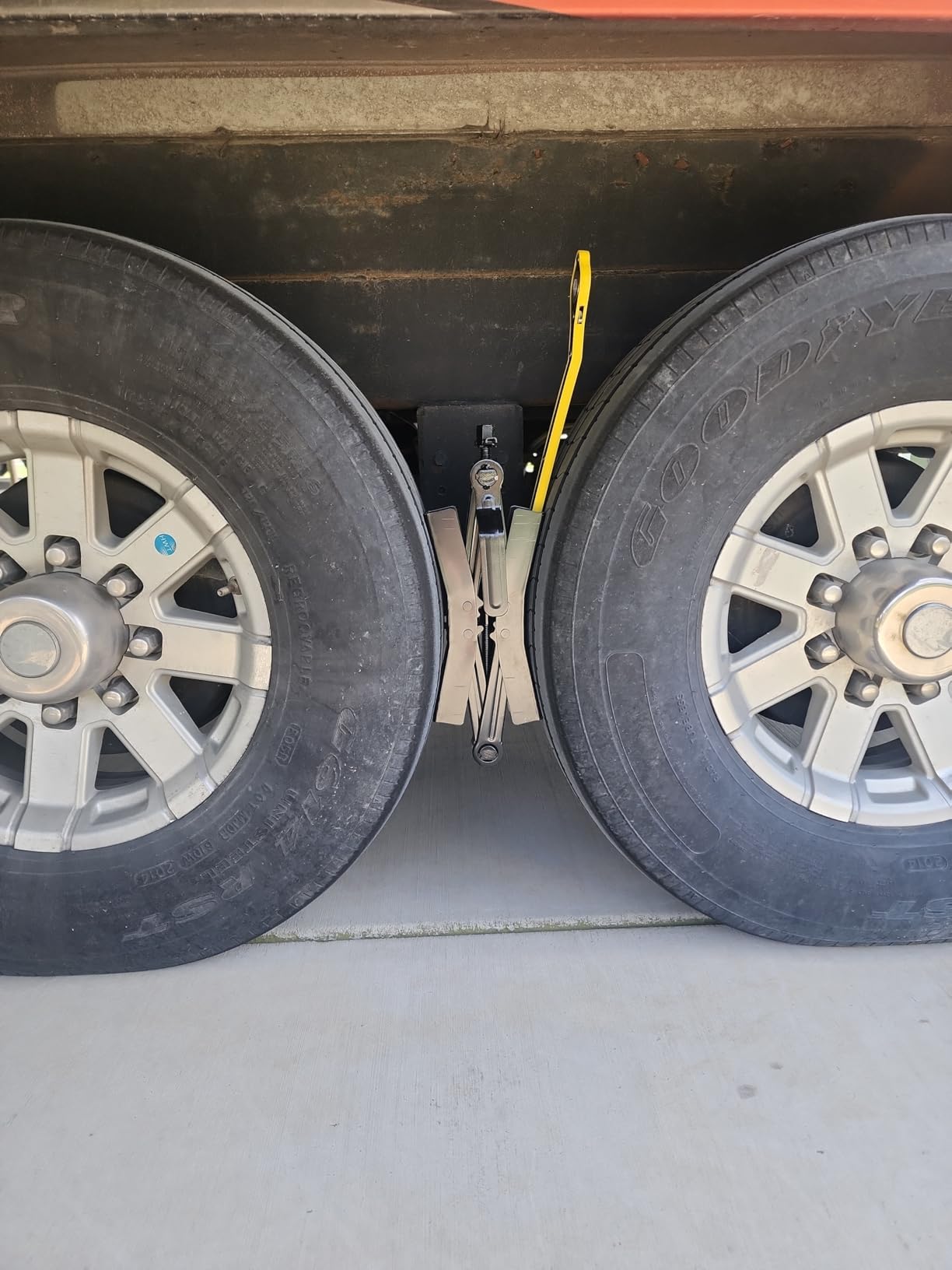 Camper Wheel Chock Stabilizer 2 Sets, Double Speed Heavy Duty Truck RV Tire Scissor Locking X Chock, Camper Accessories for Travel Trailers Tire Chalks, Anti Rust Coating, Fit for 3.5