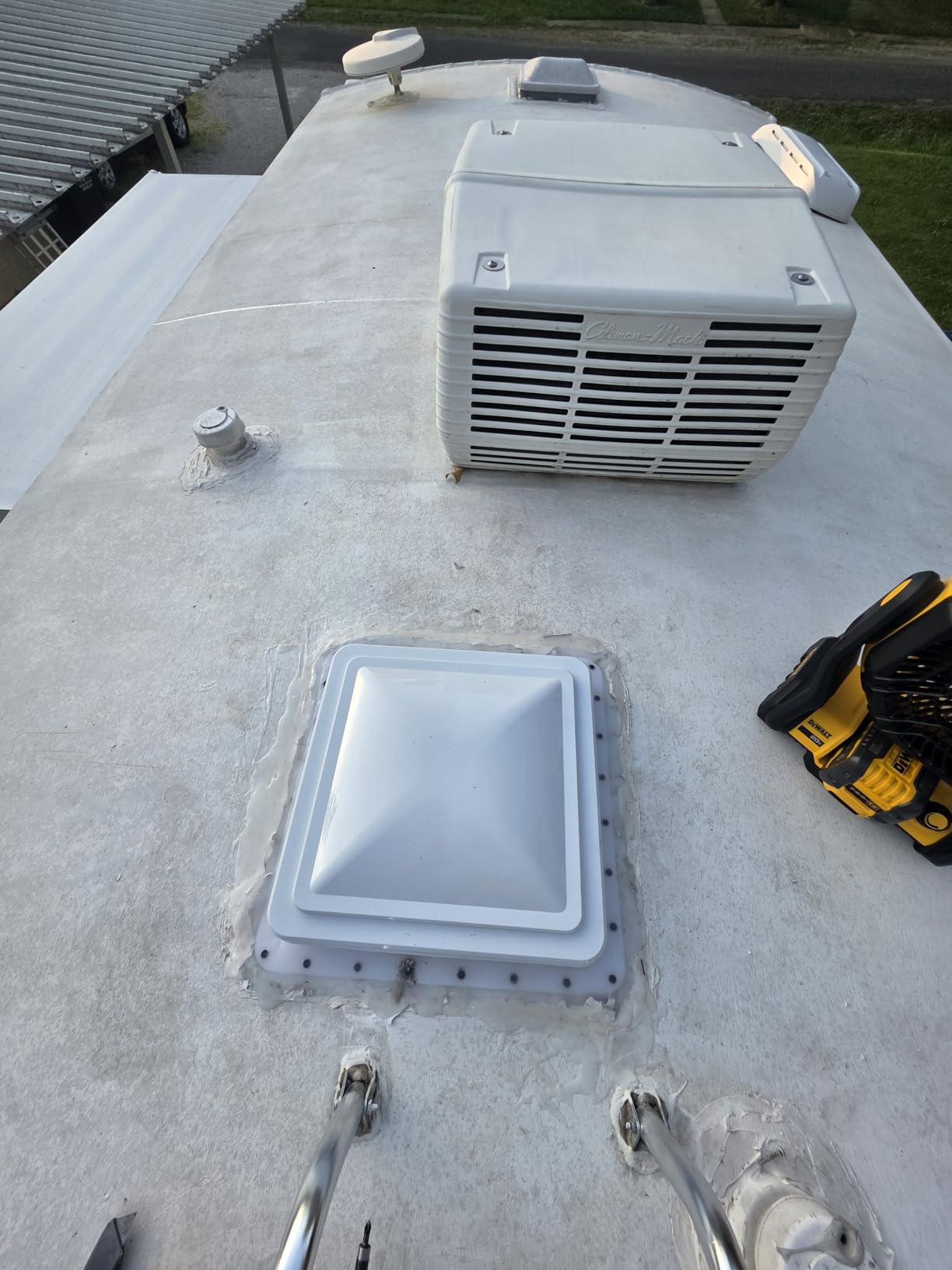 Livpow RV Roof Vent With 12V Fan Reversible 14