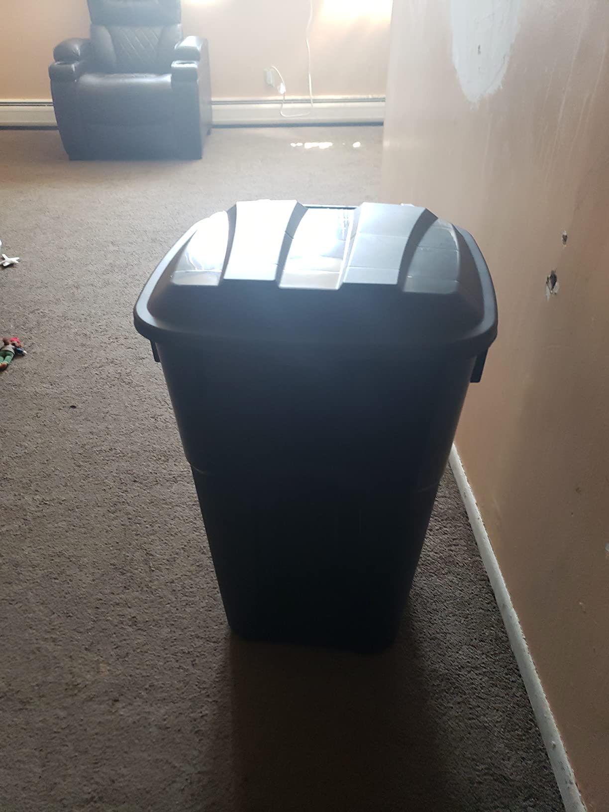 United Solutions 32 Gallon Wheeled Outdoor Garbage Can with Attached Snap Lock Lid and Heavy-Duty Handles, Black, Heavy-Duty Construction, Perfect Backyard, Deck, or Garage Trash Can, 2 Pack customer photo 2