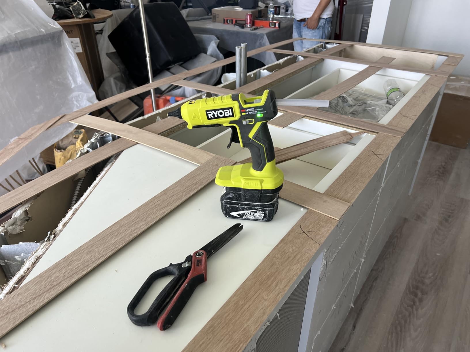 RYOBI ONE+ 18V Cordless Dual Temperature Glue Gun (Tool Only) with Tips customer photo 1
