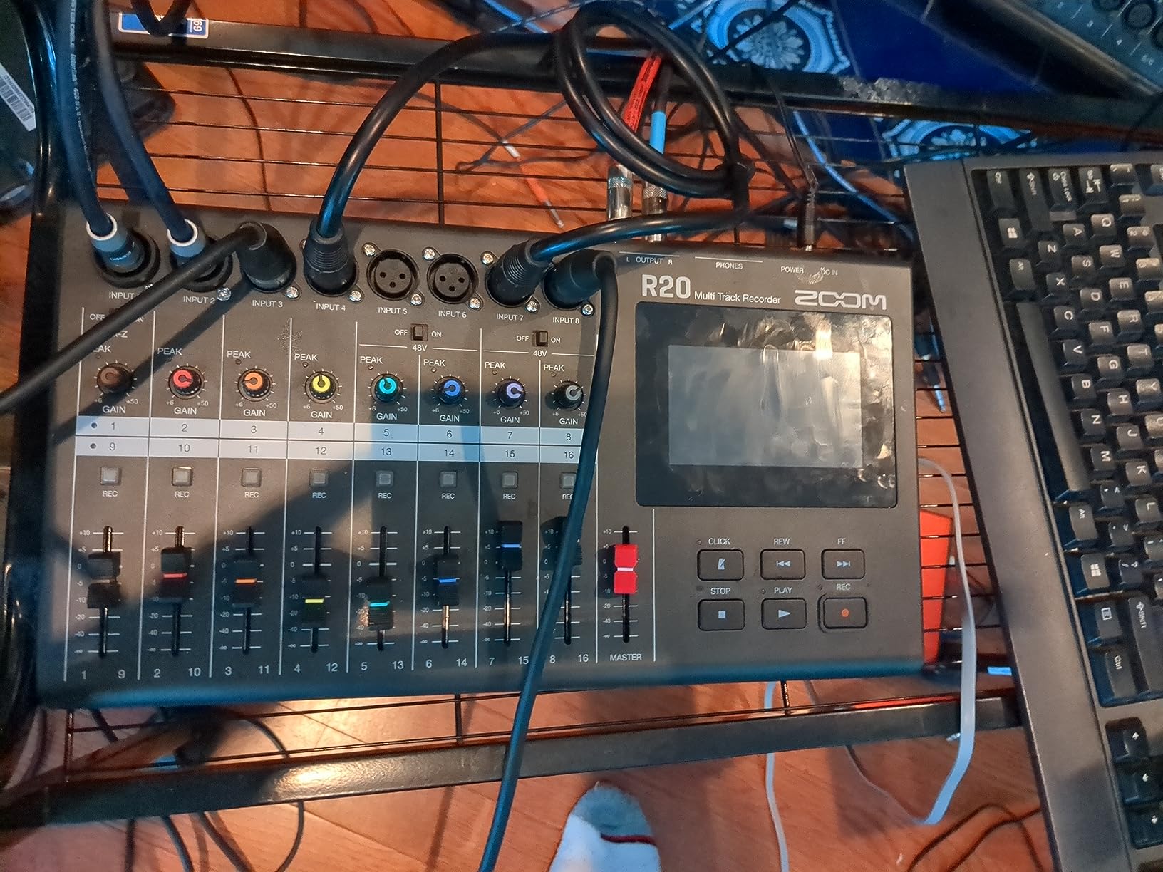 Zoom R20 Tabletop Recorder for Musicians with 16 Tracks & 6 XLR Inputs customer photo 2