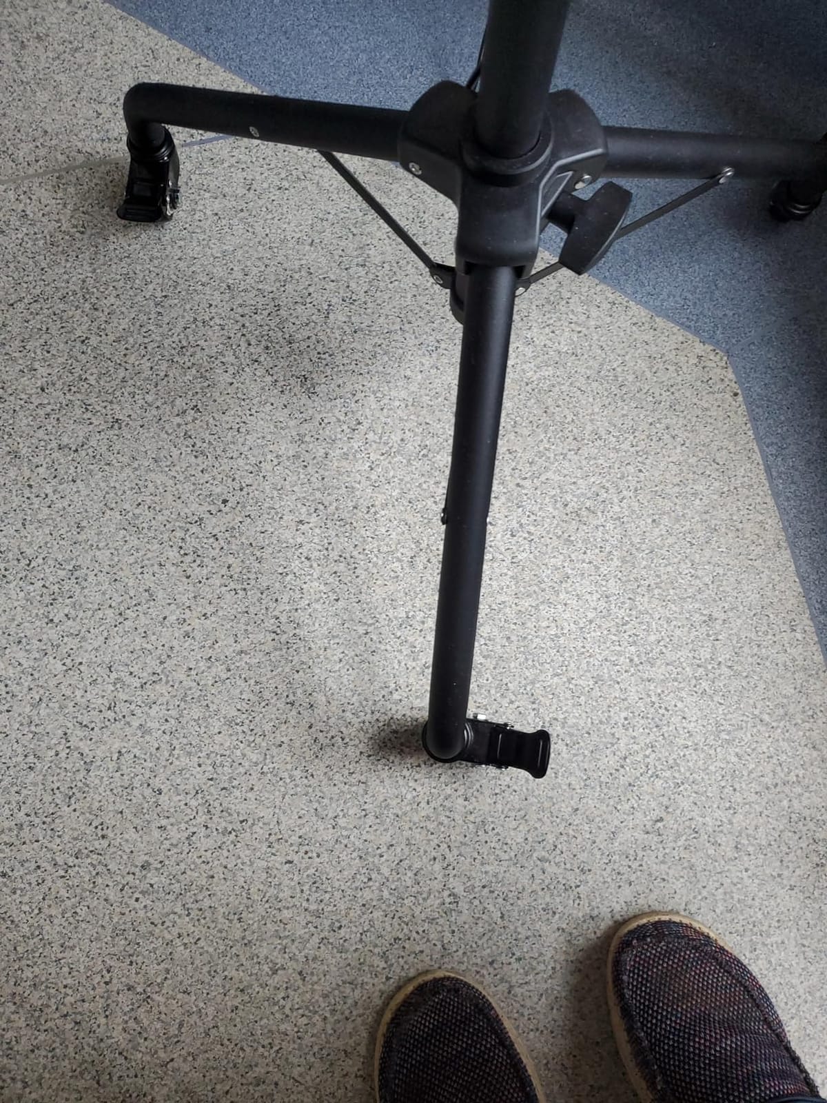 Tossbiss Laptop Tripod on Wheels with 2 Shelves customer photo 2
