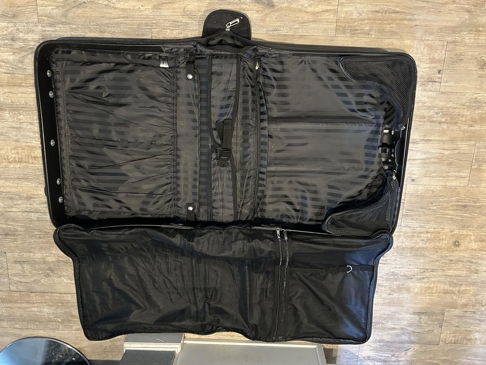 Helium DLX, Rolling Garment Bag with Wheels, Black customer photo 2