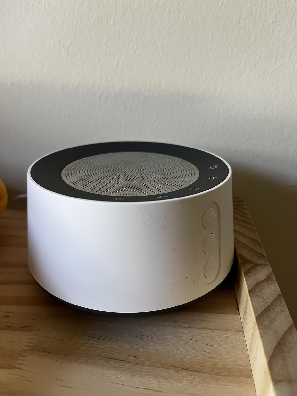 White Noise Sound Machine with 20 Soothing Sounds, 10 Colors Night Light Sleep Machines Home Office Travel, 5 Timers and Memory Feature Sound Machine for Nursery Baby Kids Adults (White) customer photo 1