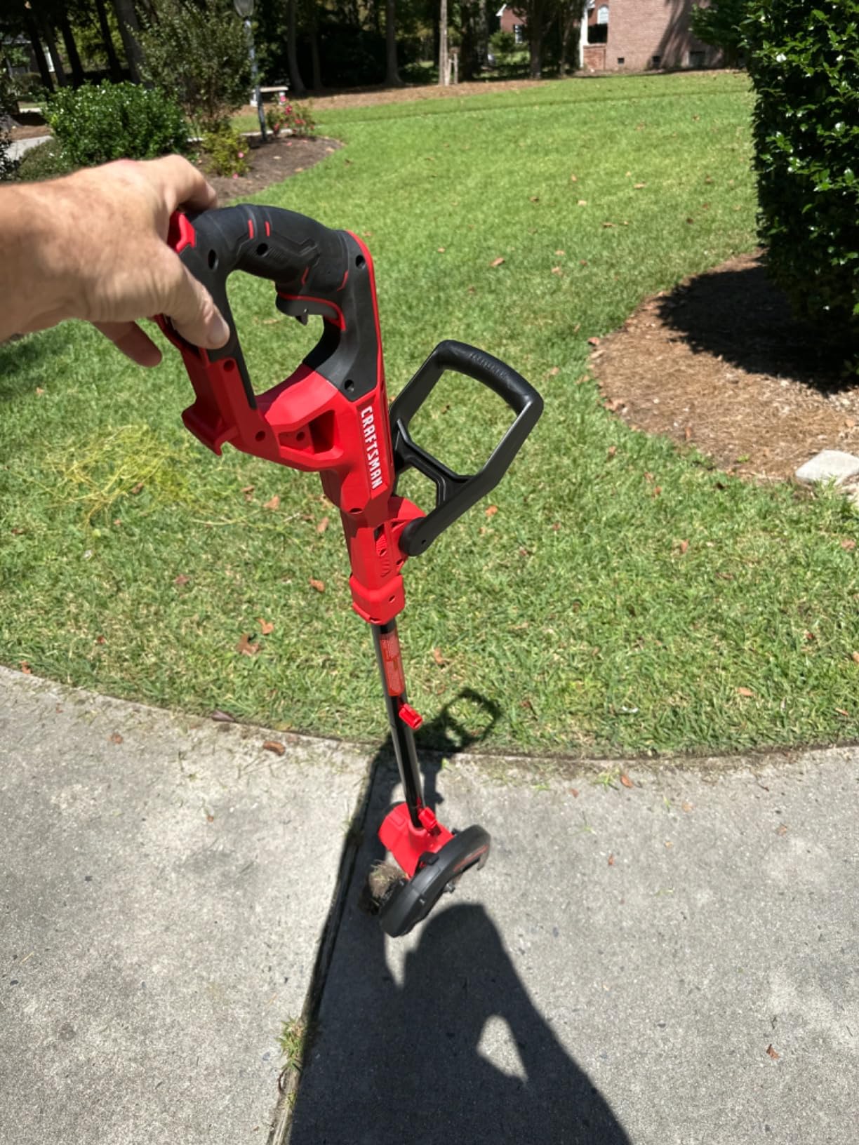 CRAFTSMAN Cordless Edger Lawn Tool, 20V MAX Battery, Charger and Blade Included, Lightweight Lawn Edger, 7.5 in Cutting Width, 1000 Ft of Edging per Charge (CMCED400D1) customer photo 2