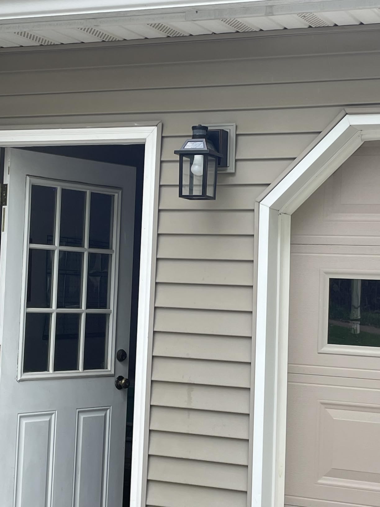 Yisuro Porch Lights with GFCI Outlet, Dusk to Dawn Outdoor Lights with Outlet, 3 Lighting Modes Exterior Light Fixture Waterproof, Outside Lights for House Front Door Patio Garage customer photo 2