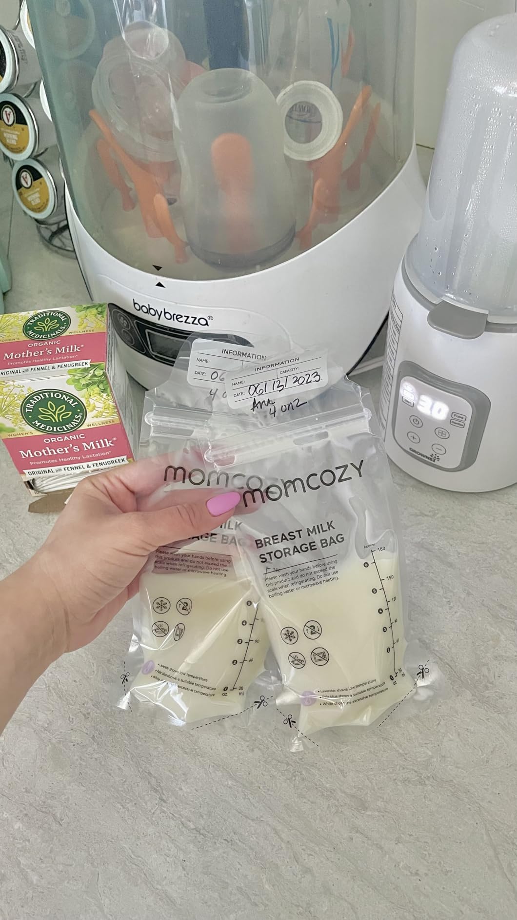 Momcozy Breastmilk Storage Bags, 200PCS Value Pack, Temp-Sensing Discoloration Milk Storing Bags for Breastfeeding, Presterilized, Hygienically Doubled-Sealing, for Freezing, 6 Ounce customer photo 2