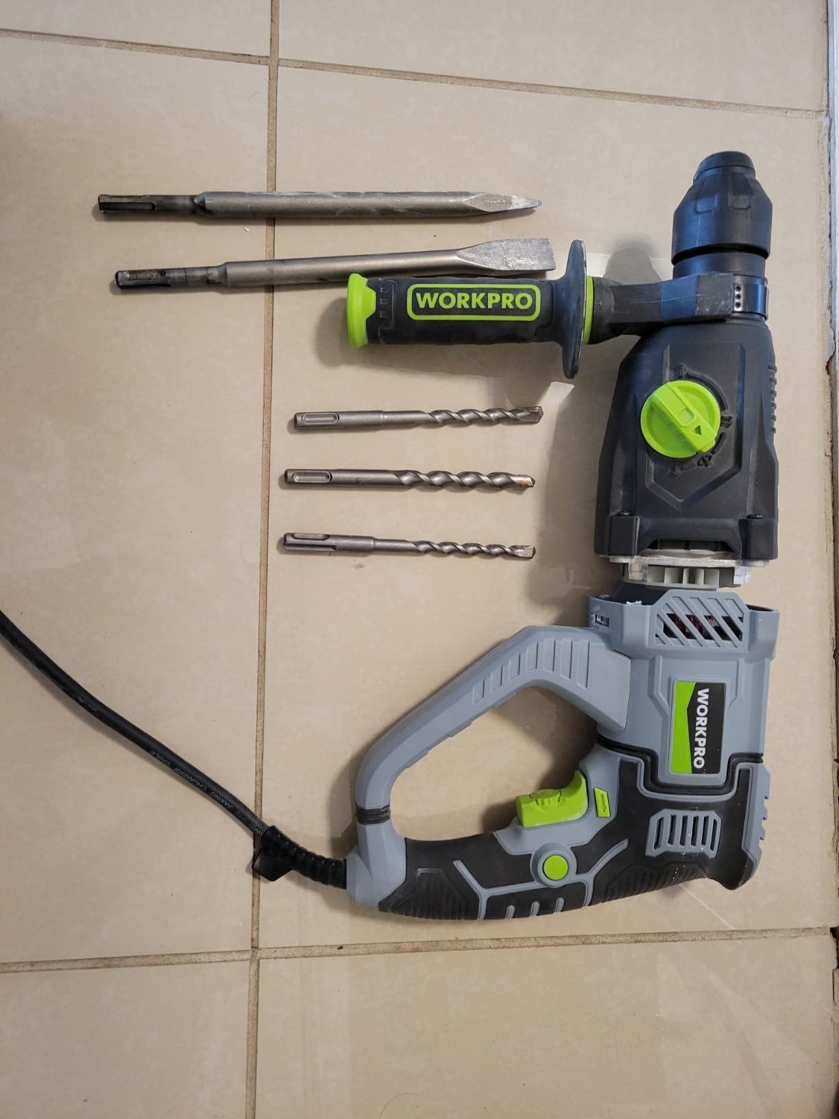 WORKPRO 1-1/4 Inch SDS-Plus Rotary Hammer Drill, 7.5AMP, Lightweight Corded Version for Concrete Demolition Chipping Rotomartillo, 5 SDS-Plus Bits customer photo 2