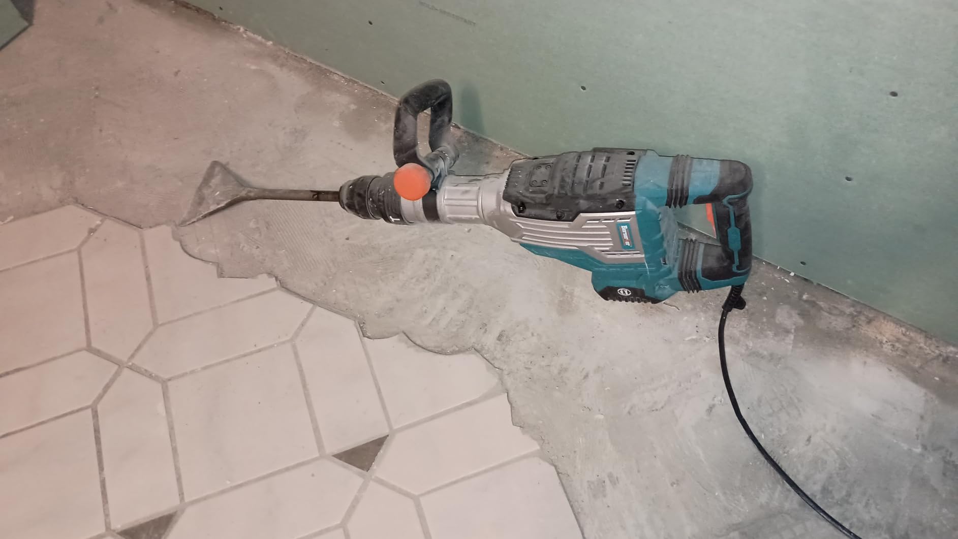 Berserker 1700W 25-Pound SDS-Max Demolition Jack Hammer 65H,14-Amp Corded | Inline Medium/Heavy duty Electric Concrete Breaker with Variable Speed,Vibration Control,Carrying Case & 2 Chisels customer photo 1