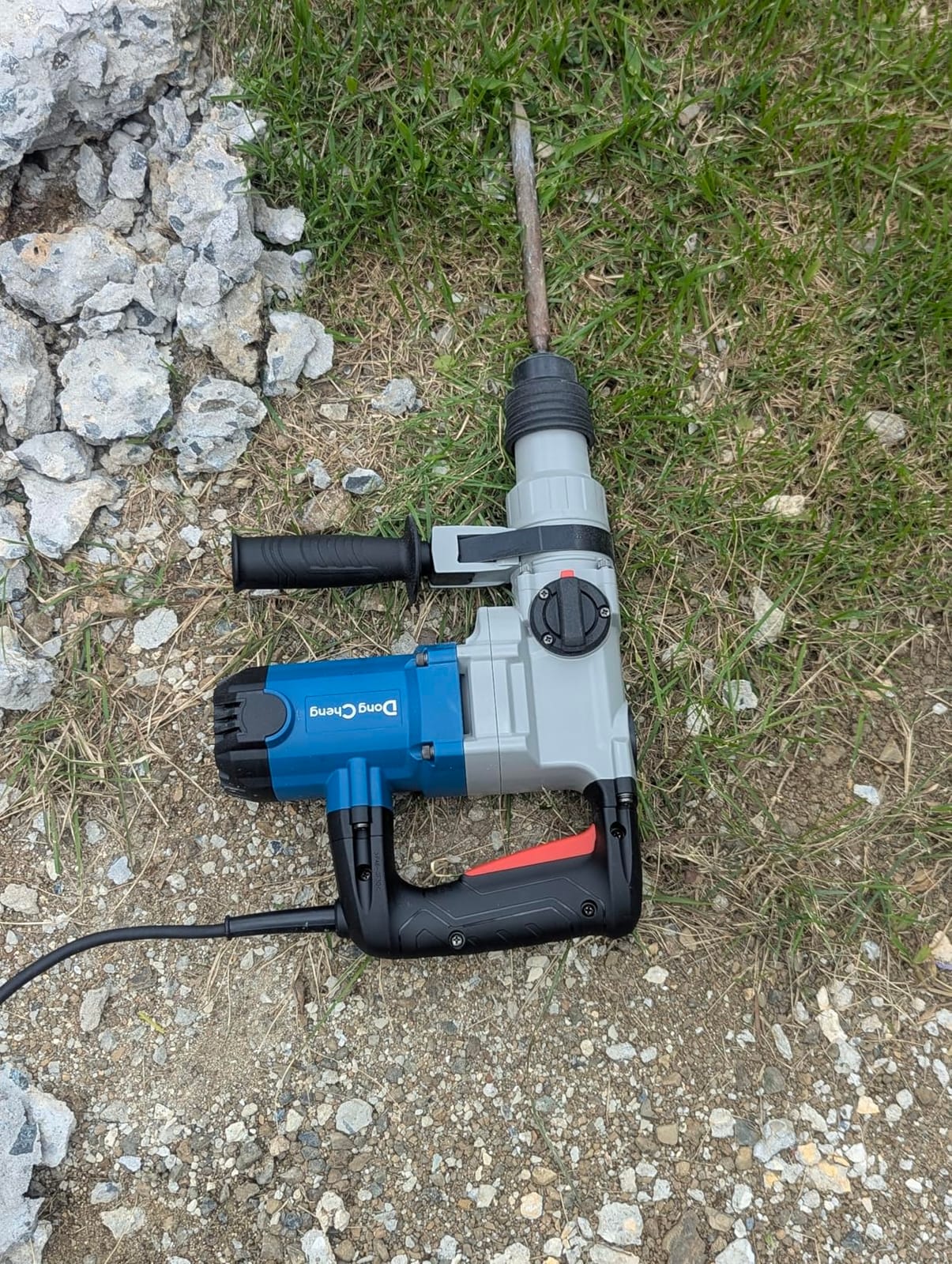 DongCheng 1-1/8 Inch SDS-Plus Rotary Hammer, 9.2A Motor, 3.6J Impact Energy, 5,000 BPM, with 3 Drill Bits, 2 Chisels & Case, 120V, Safety Clutch customer photo 2