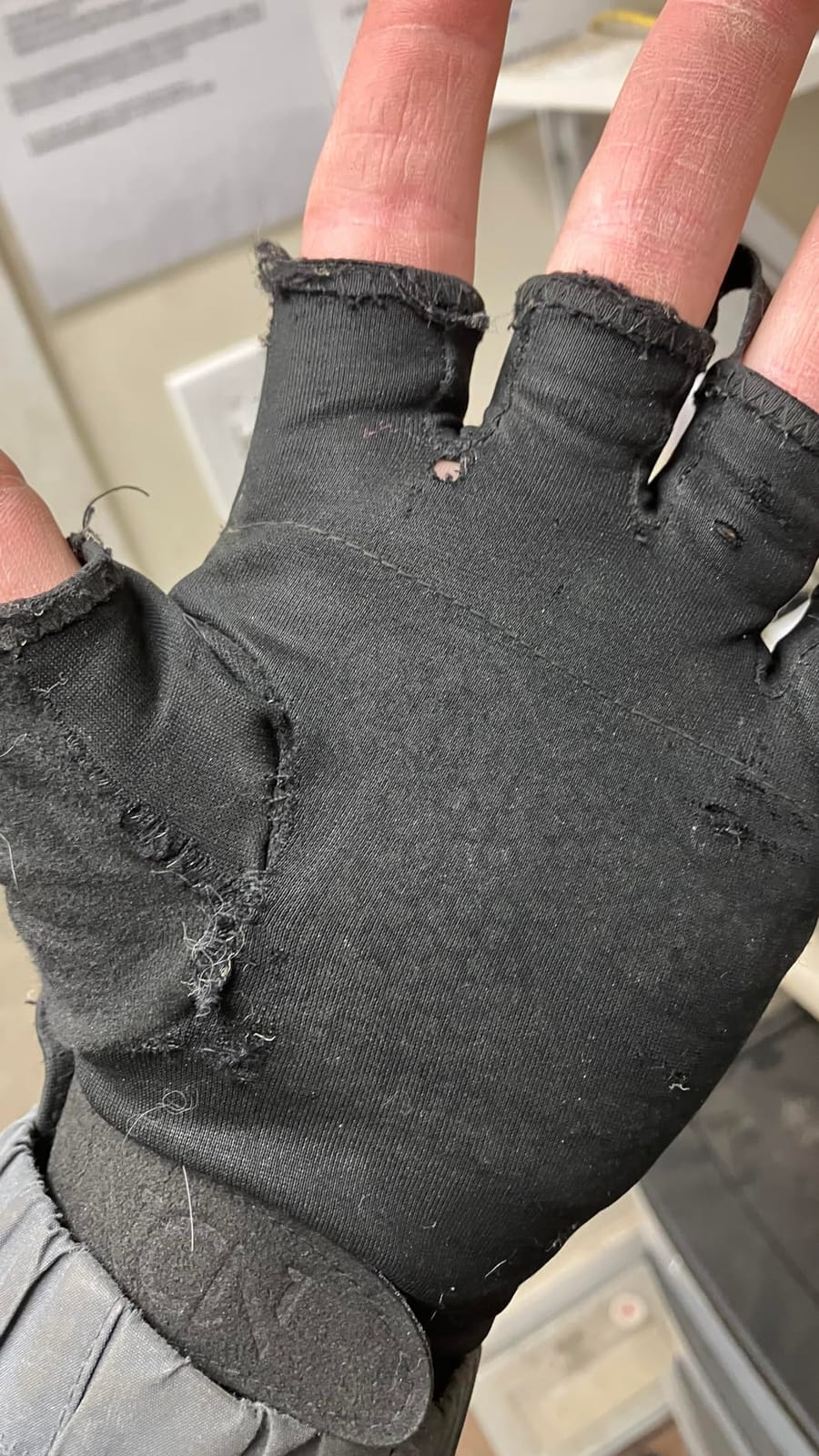uncn Heated Gloves Fingerless for Women Man with 3.7V 3000mAh Battery Cordless Work Touchscreen Gloves for Winter Cold Weather Rechargeable Electric customer photo 1