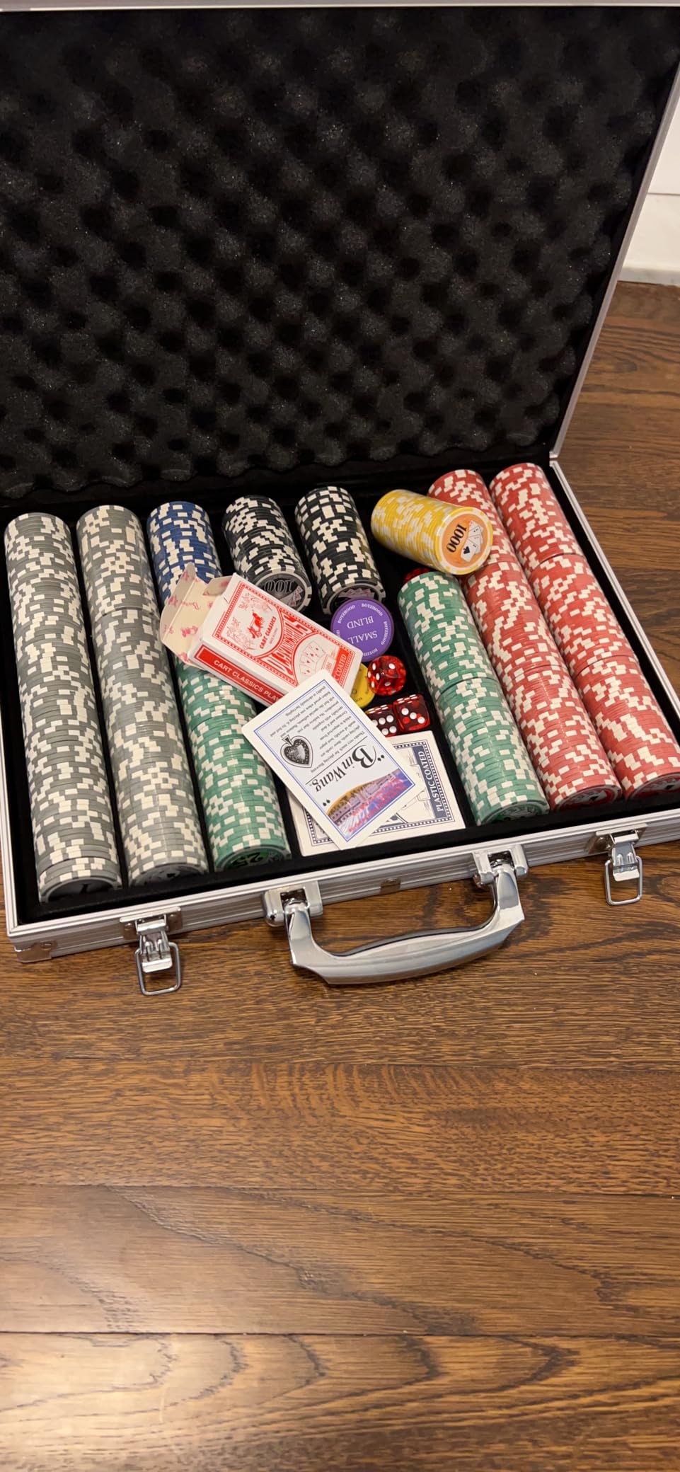 300 Pcs Poker Chips Set for Texas Holdem,Clay Poker Set Blackjack,Professional Poker Kit with Aluminum Case,2 Decks Cards,Dealer Blind Buttons 5 Dice,11.5 Gram Casino Chips for Gambling Games customer photo 1