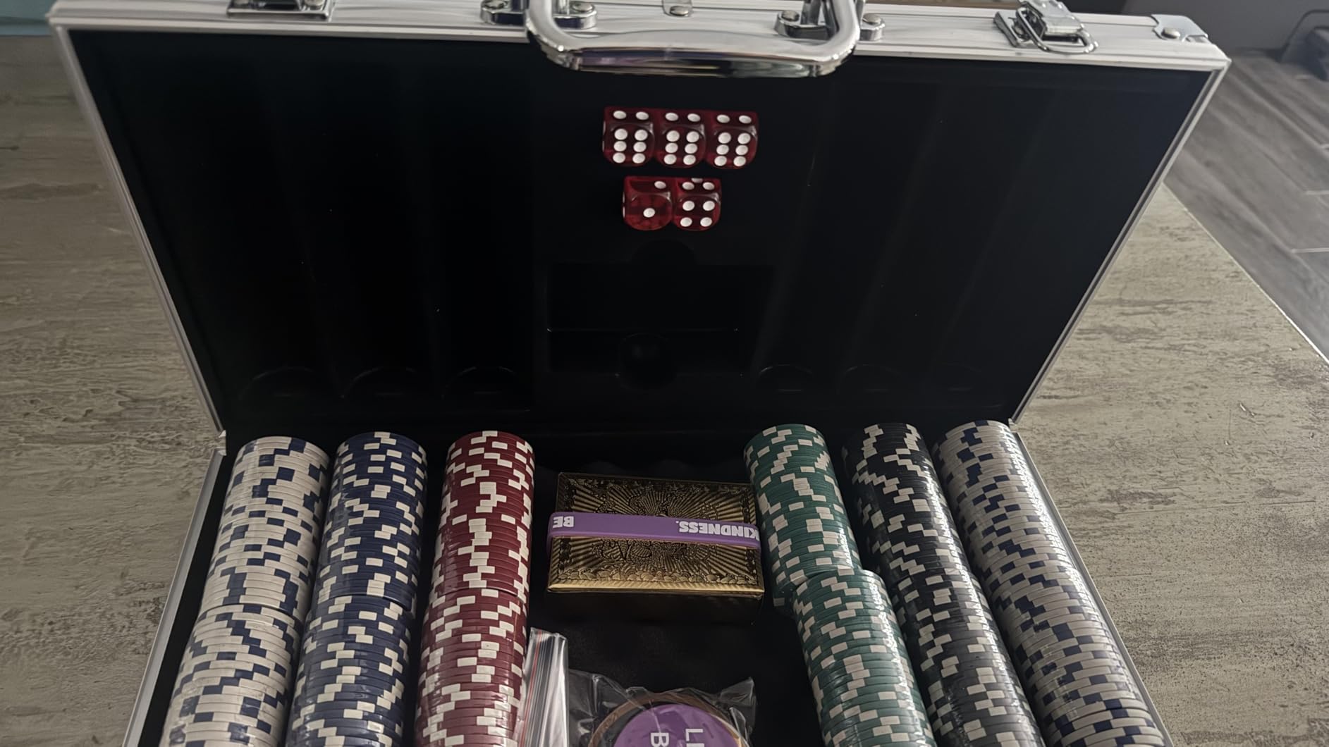 300 Pcs Poker Chips Set for Texas Holdem,Clay Poker Set Blackjack,Professional Poker Kit with Aluminum Case,2 Decks Cards,Dealer Blind Buttons 5 Dice,11.5 Gram Casino Chips for Gambling Games customer photo 2
