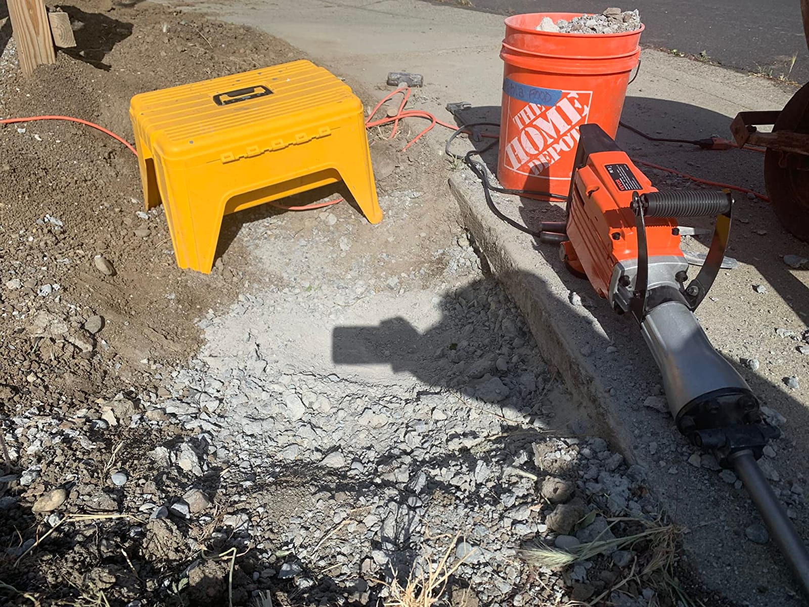 VEVOR Demolition Jack Hammer, MAX 2200W Electric Jackhammer Heavy Duty, 1400 BPM Concrete Breaker 4pcs Chisels Bit Chipping W/Case, Gloves customer photo 2