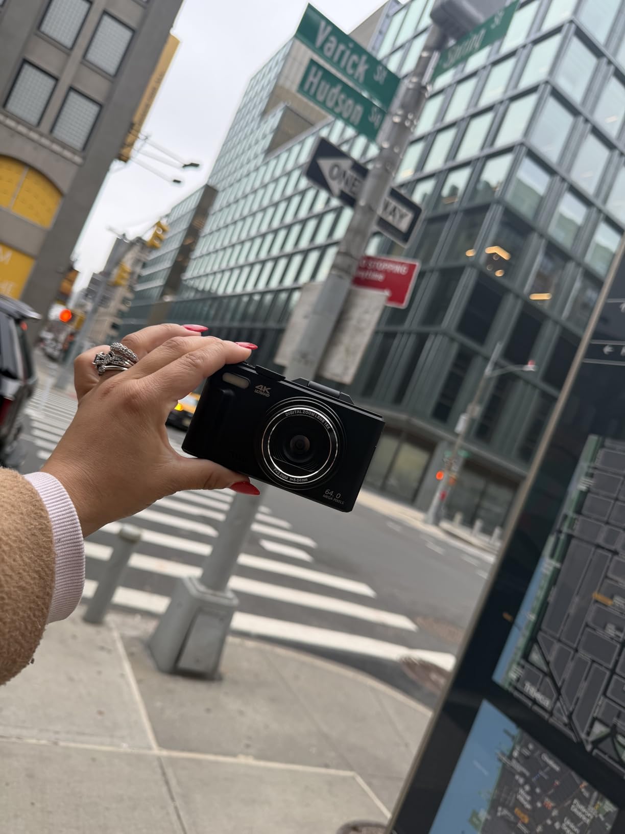 VJIANGER 4K Digital Camera, Vlogging Camera with 180° Flip Screen customer photo 2