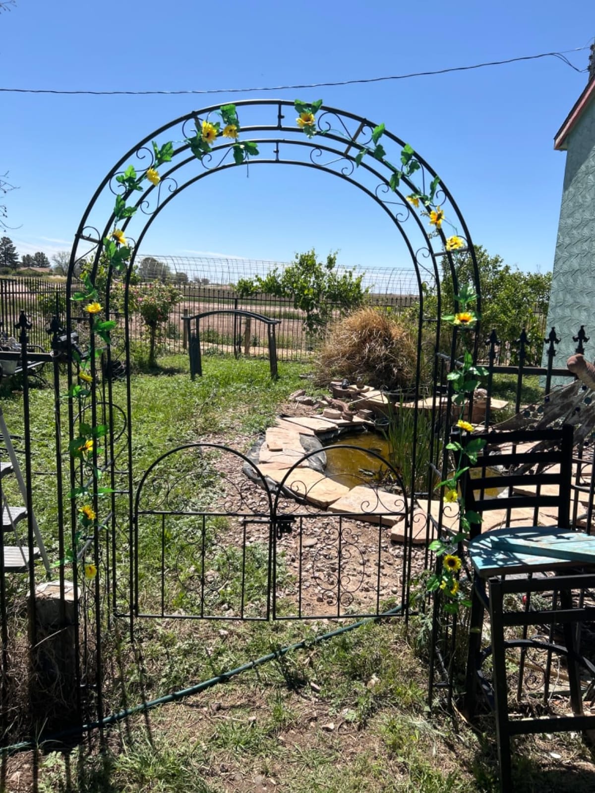 84in High Metal Garden Arbor with Gate, Heavy Duty Wide Garden Arch, Metal Arch Trellis with Gate for Climbing Plant, Wedding, Outdoor Patio Decor, Black(84