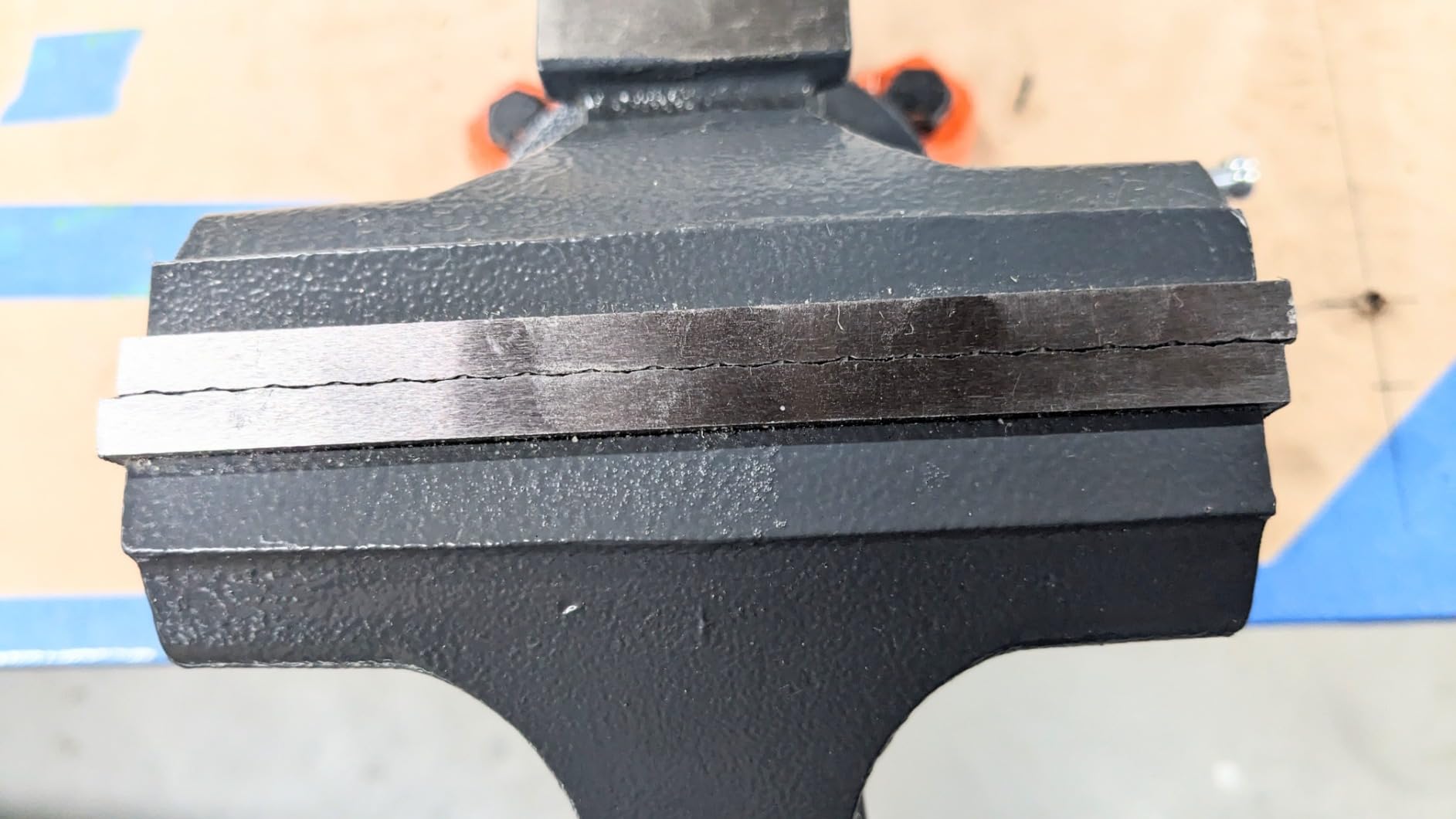 VEVOR Bench Vise, 6-inch Jaw Width 5.9-inch Jaw Opening, 360-Degree Swivel Locking Base Multipurpose Vise w/Anvil, Heavy Duty Ductile Iron Workbench Vise w/Bolts & Nuts, for Drilling, Pipe Cutting customer photo 2