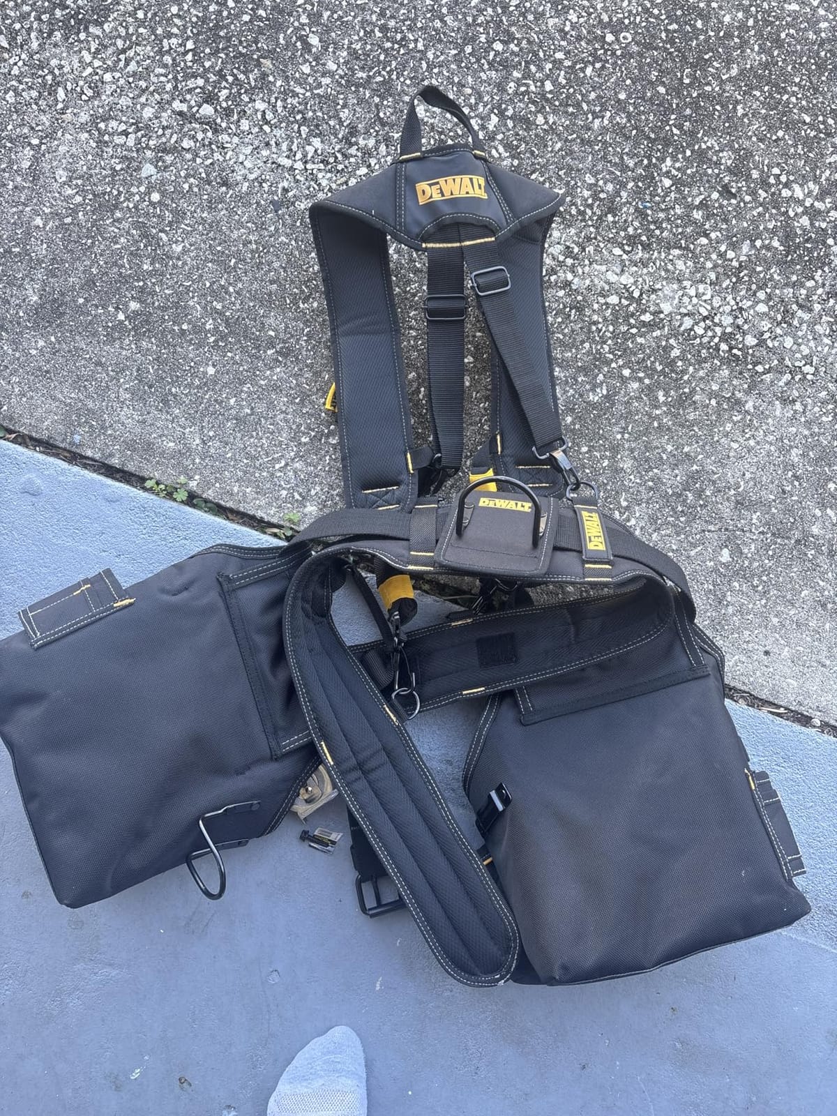 DEWALT Professional Tool Belt Organizer With Suspenders and 25 Pockets, Heavy Duty Construction (DWST540602) customer photo 1