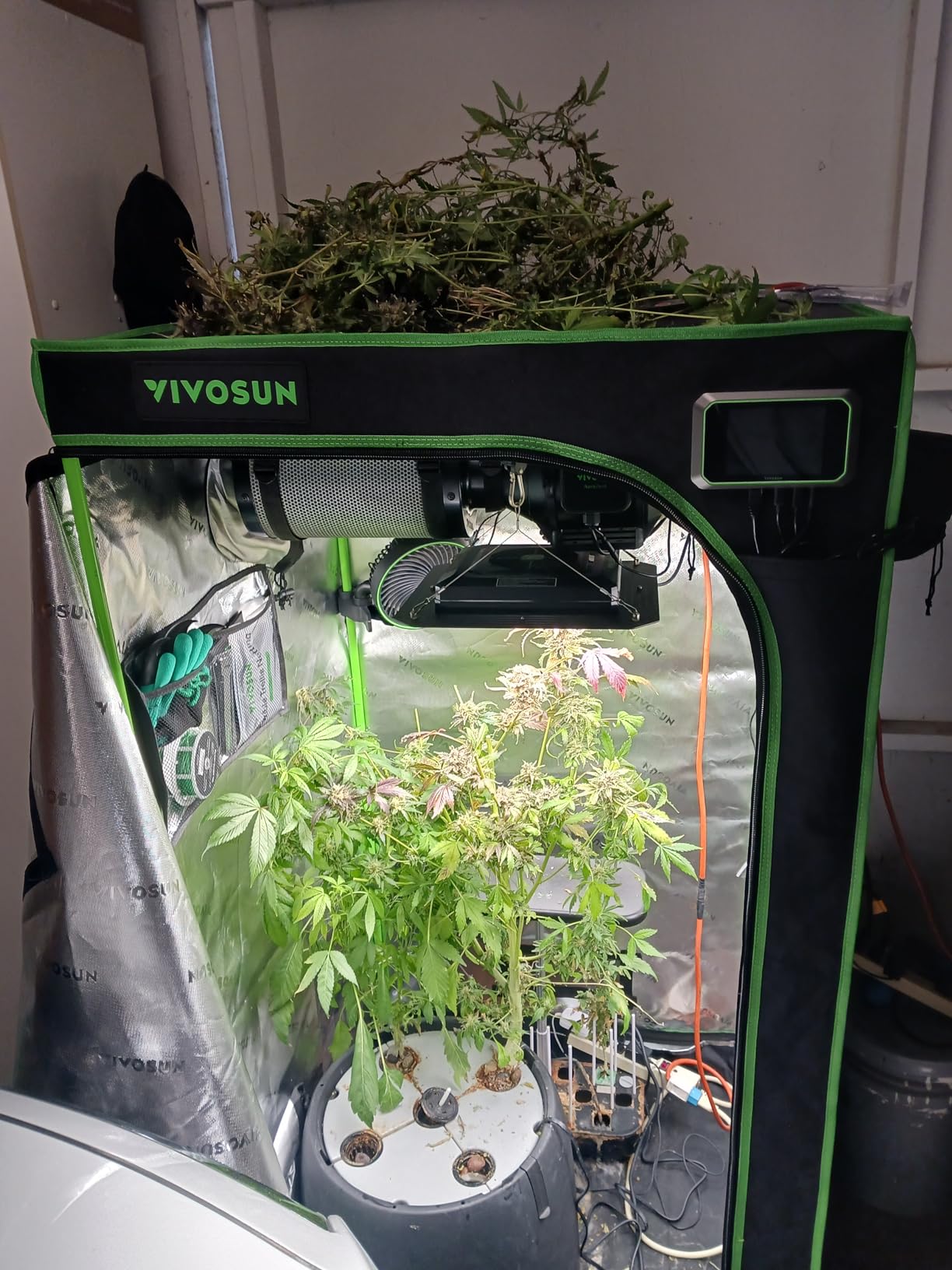 VIVOSUN Smart Grow Tent Kit 2.7x2.7ft 150W LED E42A+ Controller Grow System customer photo 2